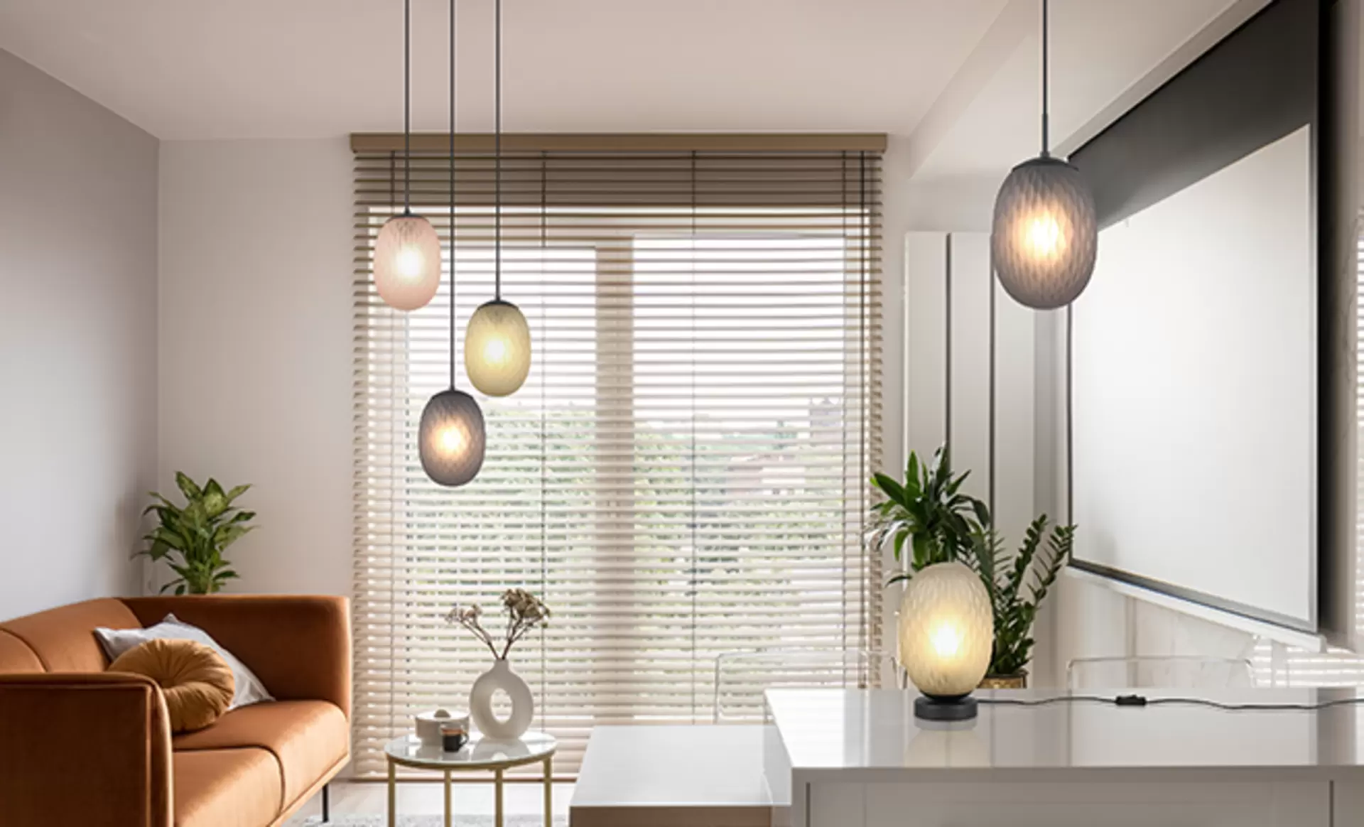 Runde Cinque Hängeleuchten mit warmer Beleuchtung in einem Wohnzimmer