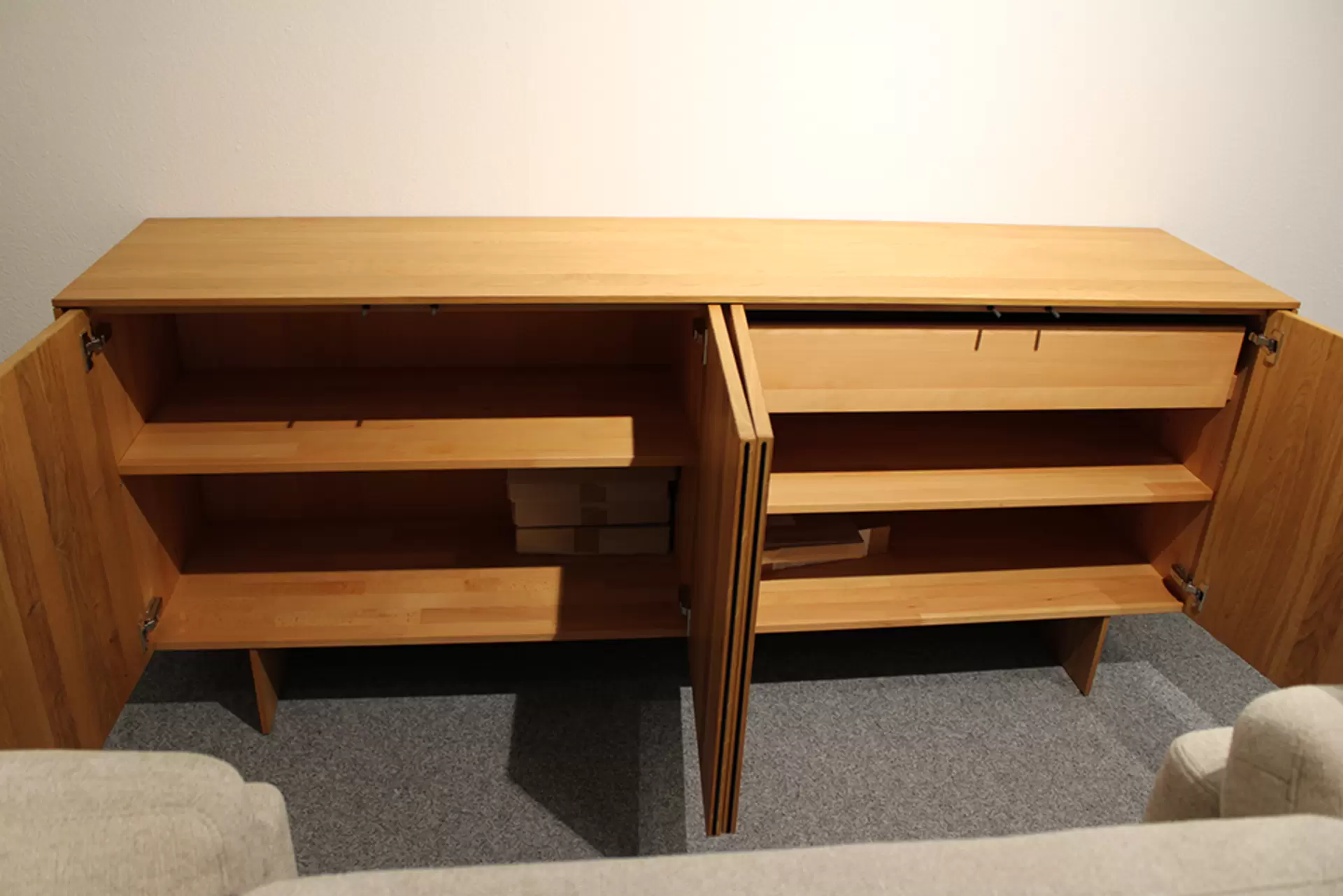 Die Anrichte FILIGNO aus massivem Holz von Team7