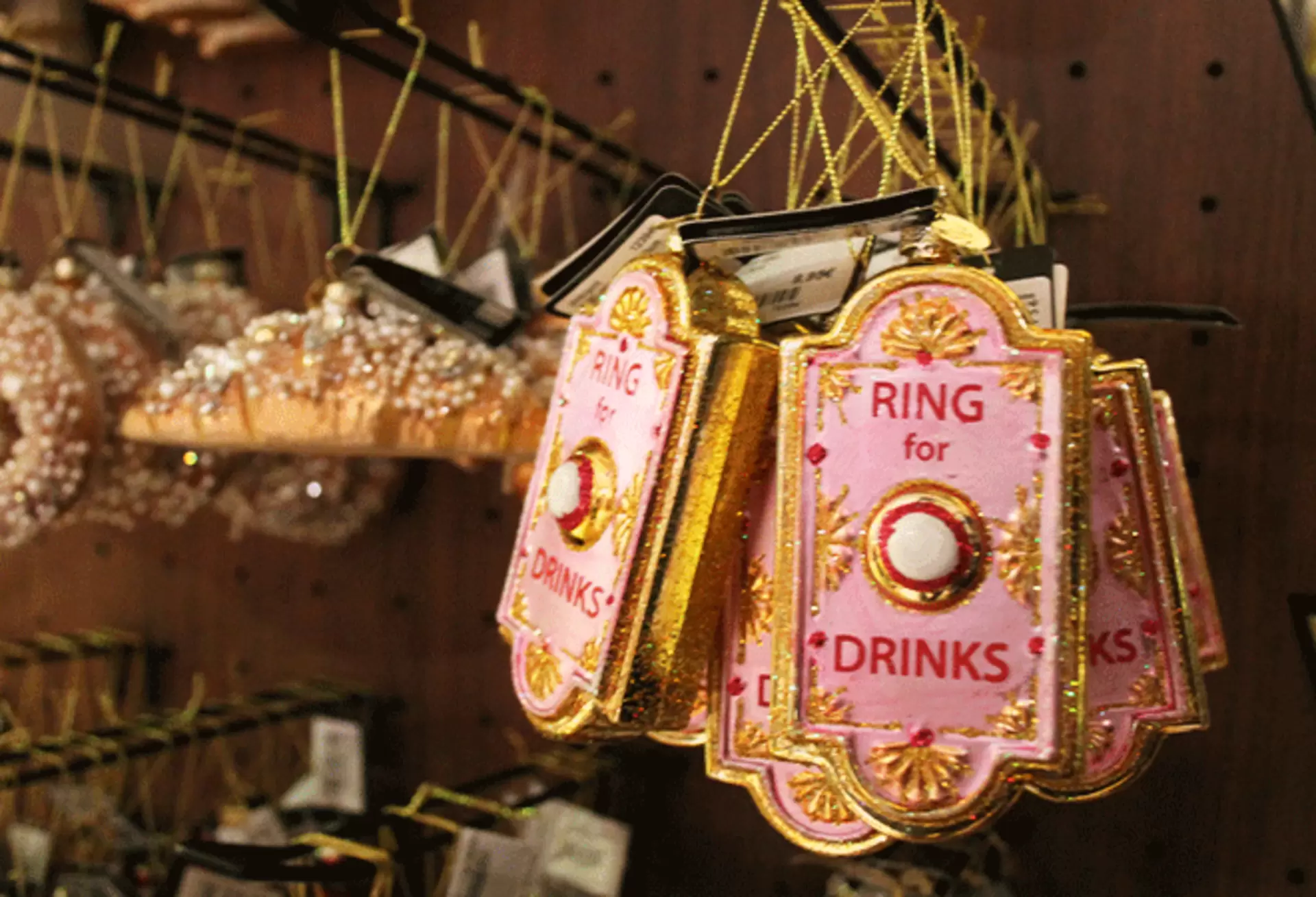 Humorvoller Christbaumschmuck als rosa Klingel-Schild mit der Aufschrift Ring for Drinks