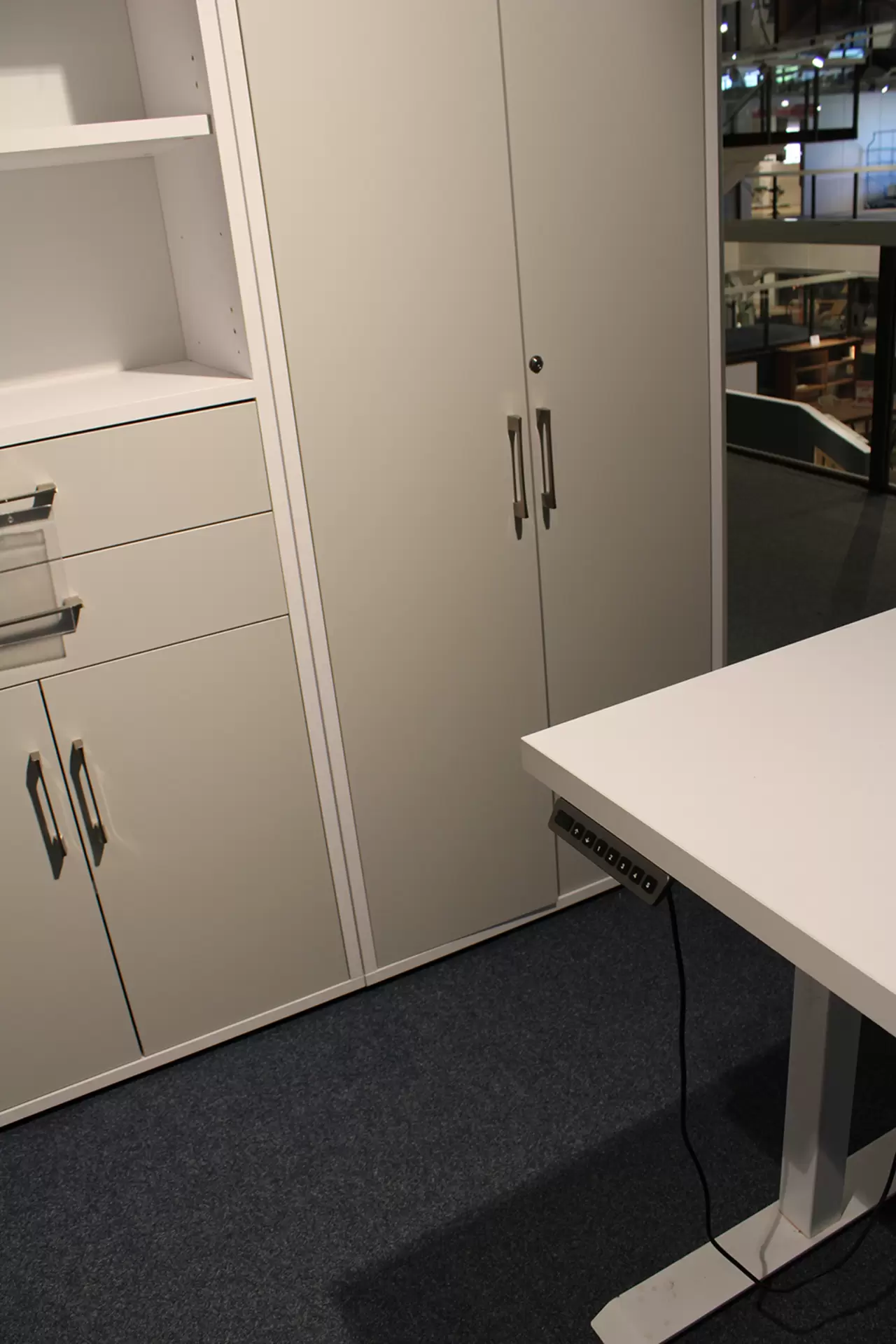 Das Büro VARY VITO von Mäusbacher in Kreidegrau