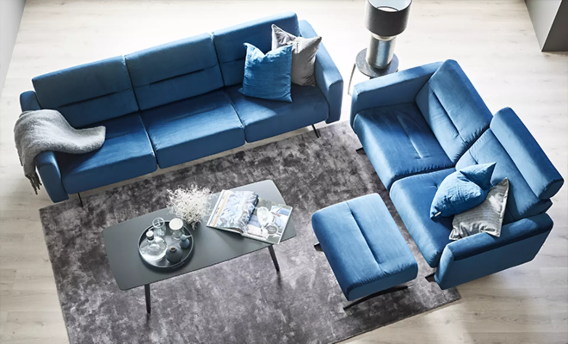 Modulare Stressless Polstergarnitur bestehend aus 3-Sitzer und 2-Sitzer in blauem Stoffbezug