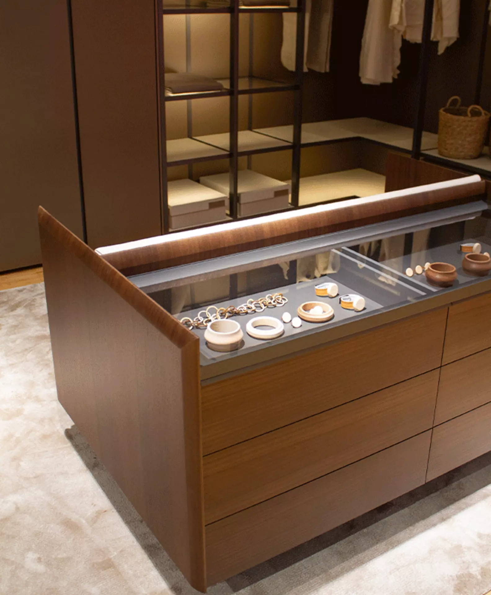 Raffiniertes Stauraummöbel mit Sitzbank von Molteni &C bei interni by inhofer