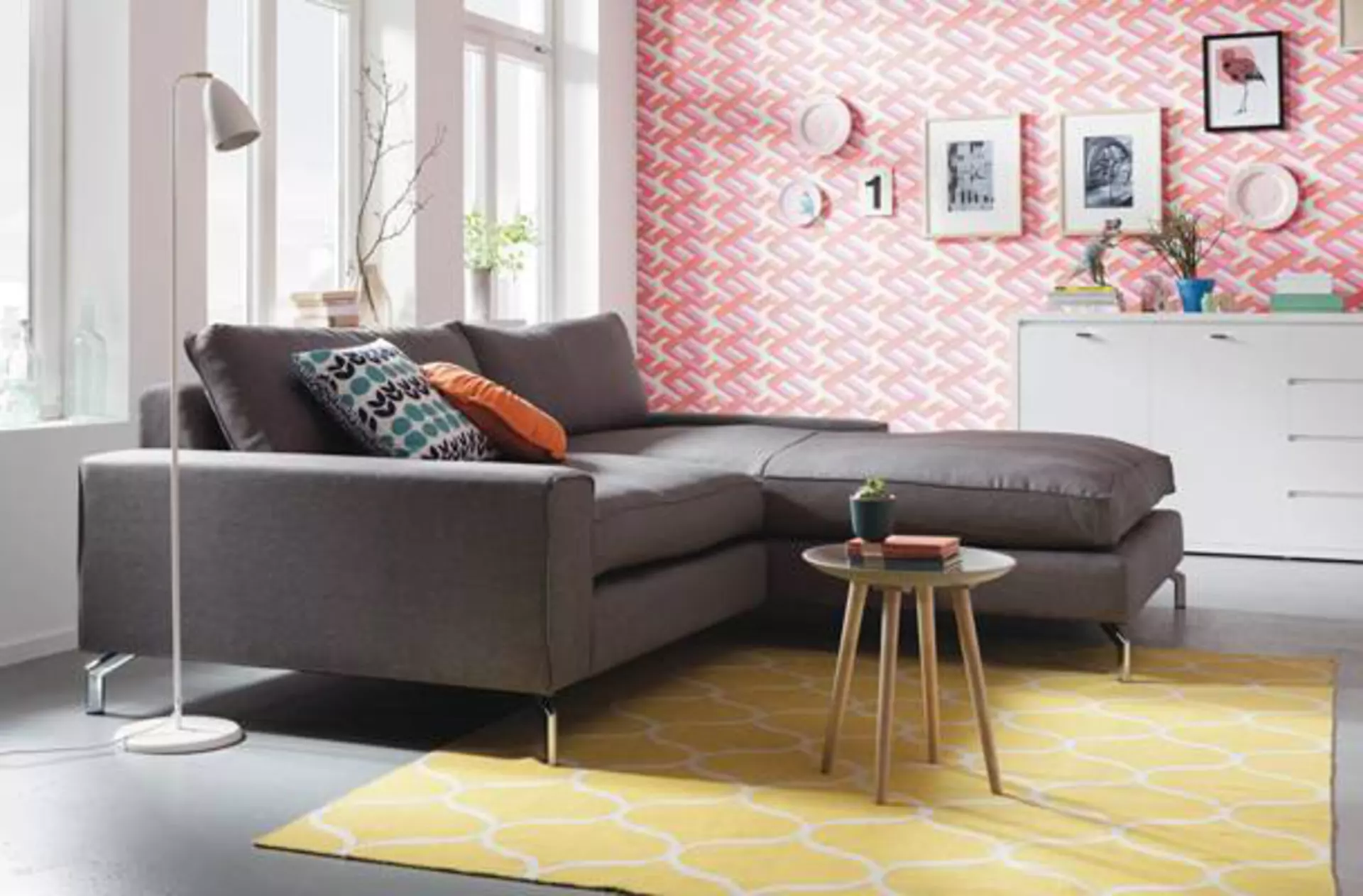 Das cleane und geradlinige Sofa im Micro Living Stil  passt sich perfekt in jedes Einrichtungskonzept ein.