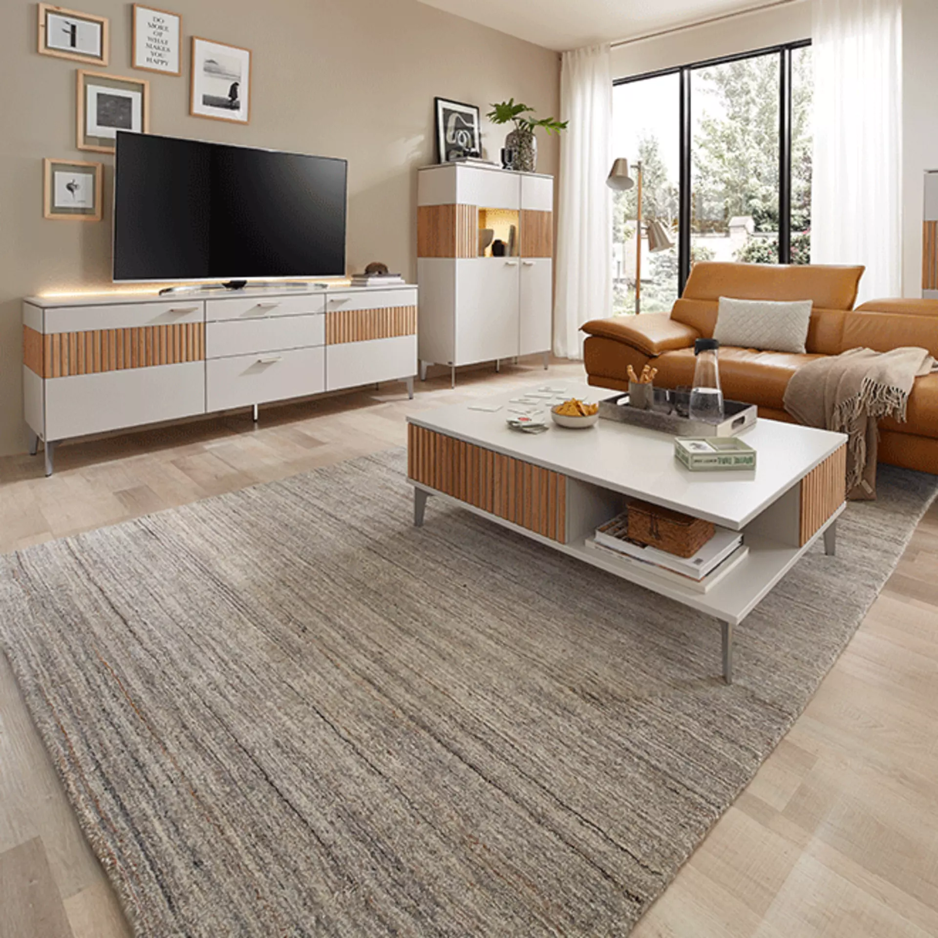 Wohnzimmermöbel in weiß mit holzakzenten