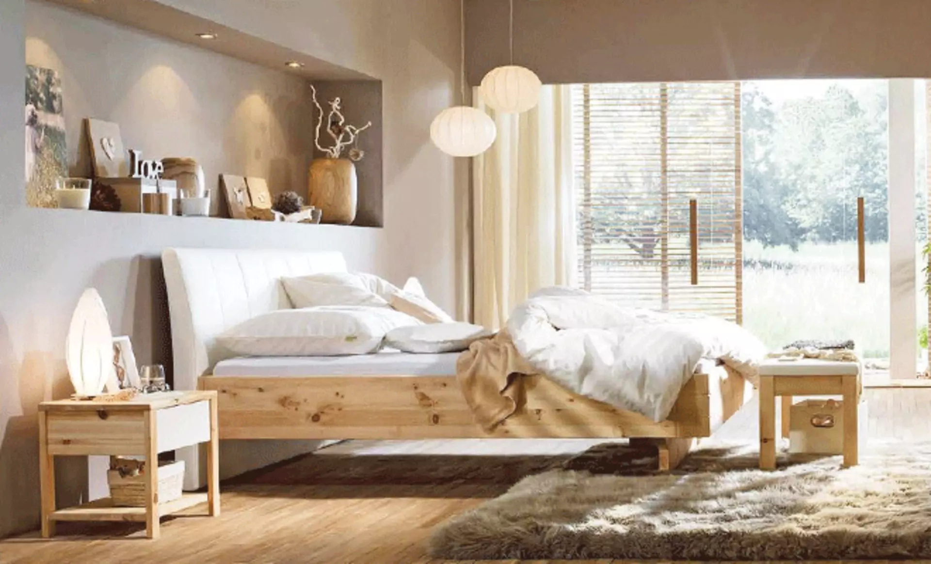 Schlafzimmerausschnitt im Landhausstil mit Bett und Schränken aus naturbelassenem Holz. Die Wand ist in warmem Beige gestrichen und auf dem Boden liegt ein flauschiger Hochflorteppich in dunklerem Beige.