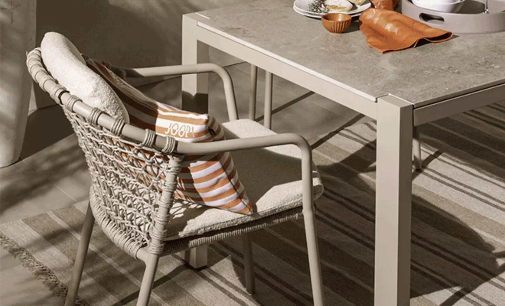 Weißer Gartenstuhl mit Polster und Rope als Material