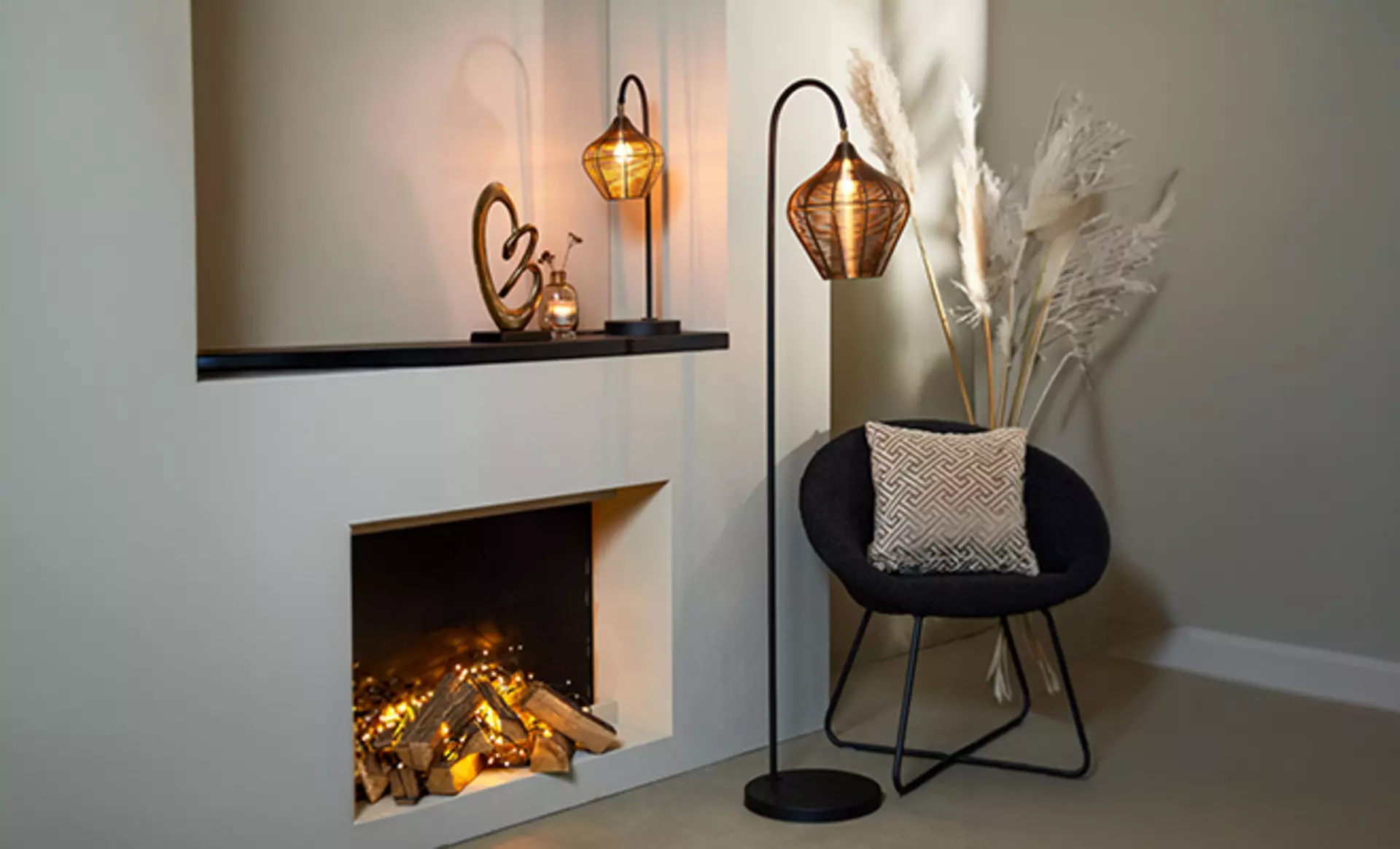 Stehleuchte mit geflochtenem Lampenschirm leuchtet Leseecke im Wohnzimmer aus