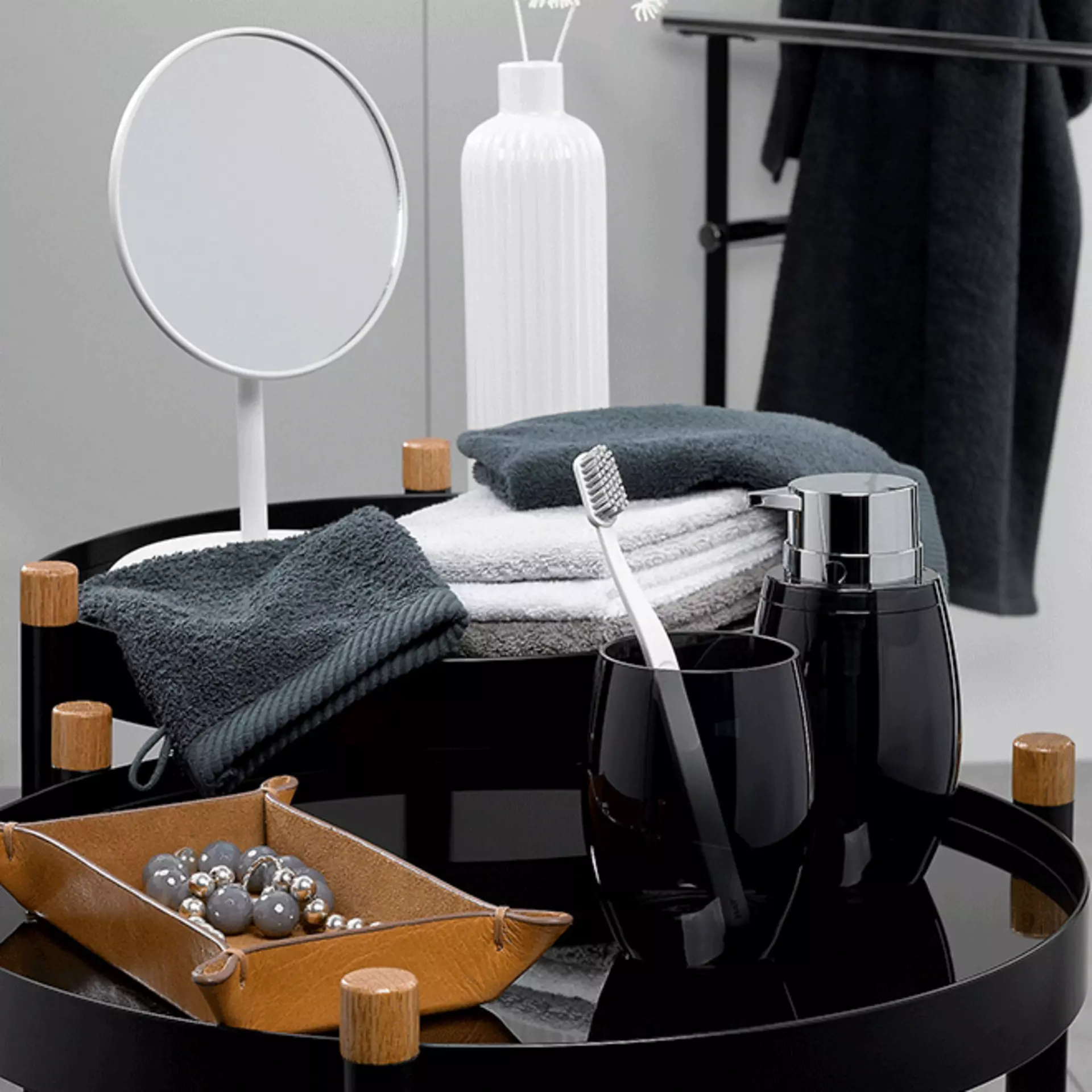 Badezimmeraccessoires und Hygieneartikel auf kleinem Badezimmertisch