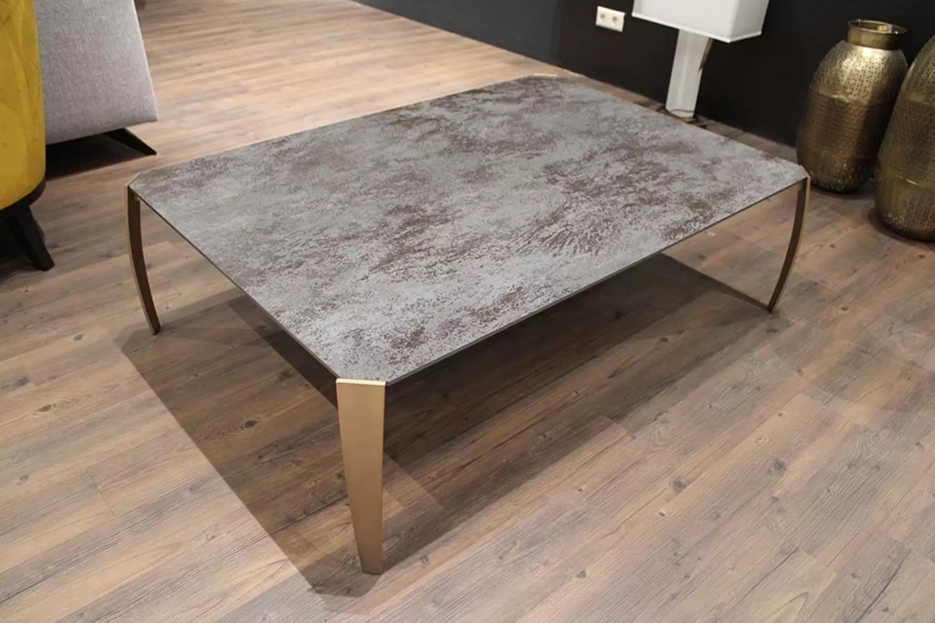 Couchtisch aus Keramikglas und Metallbeinen