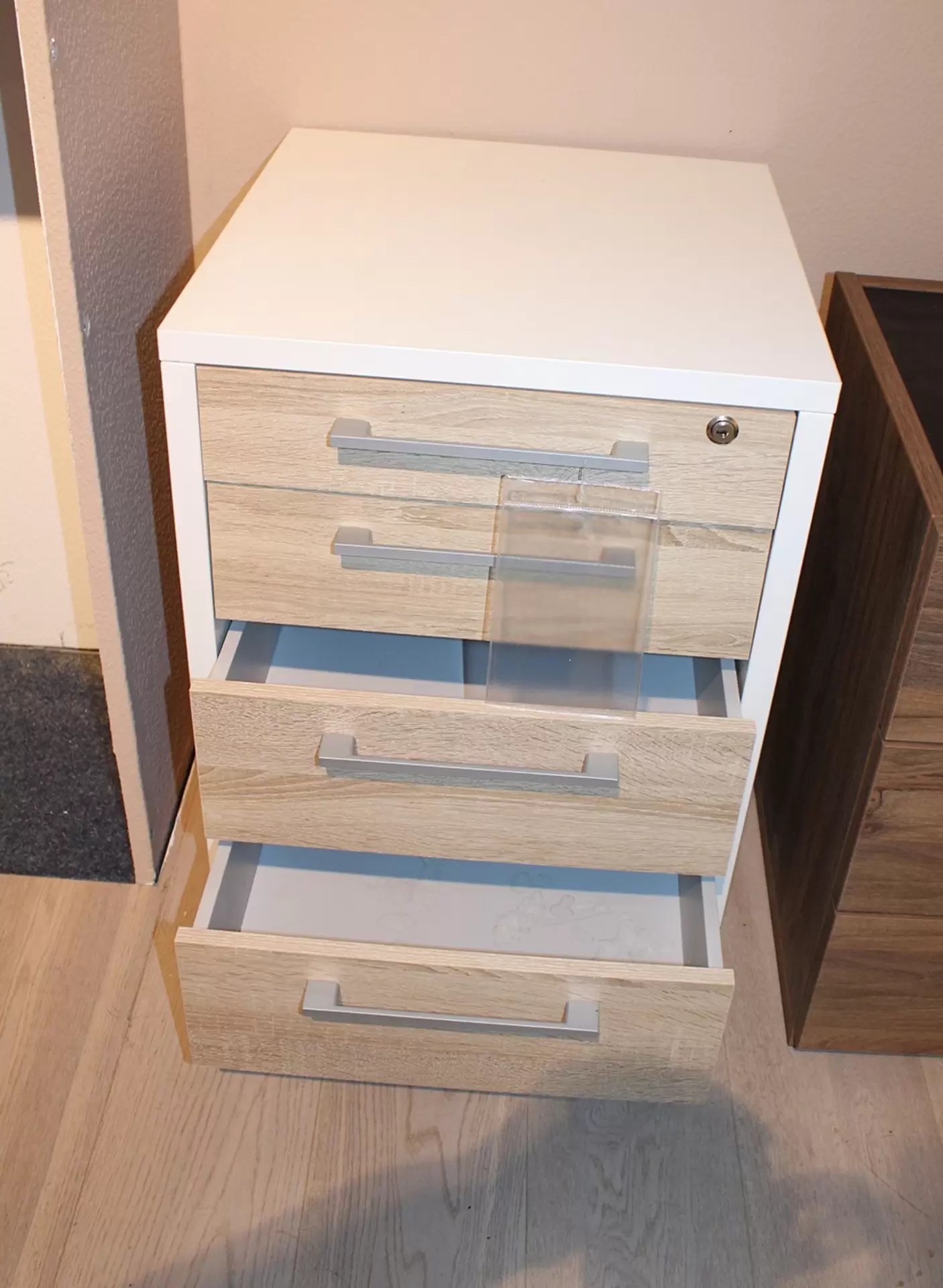 Rollcontainer Prima von Tvilum aus Holz mit offenen Schubladen