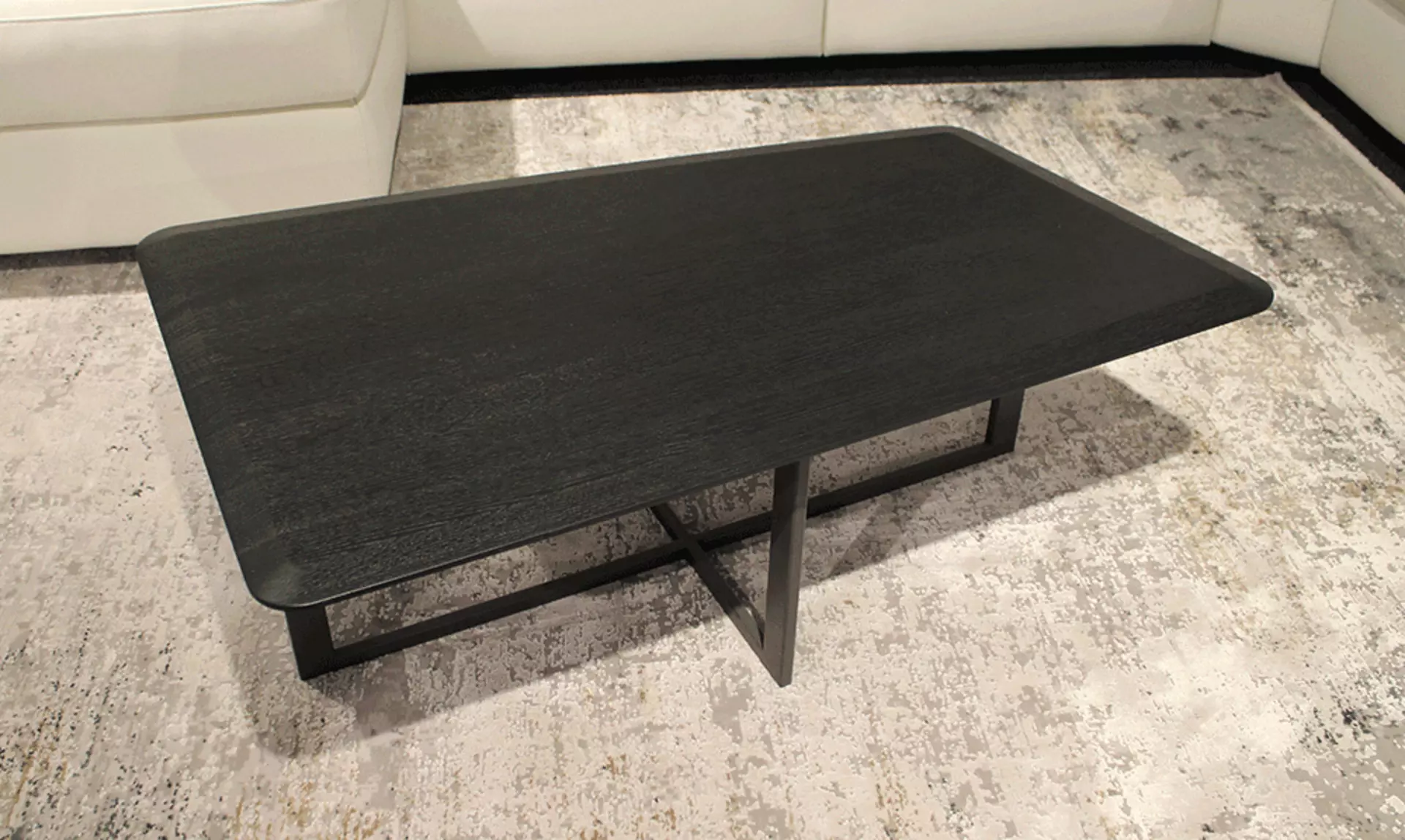 Kleiner Schwarzer Couchtisch mit einer rauen Oberfläche in Holz