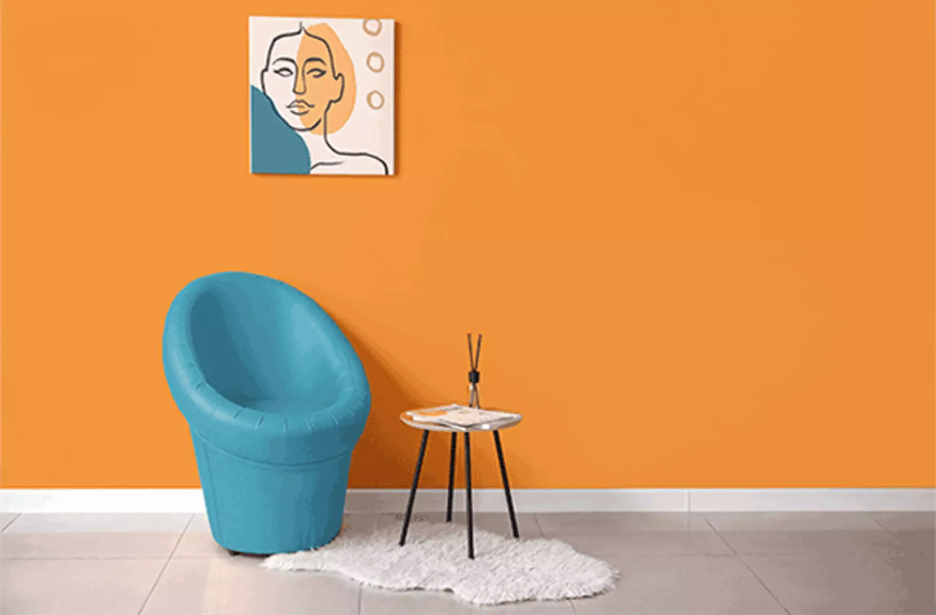 Blauer Sessel vor Oranger Wand