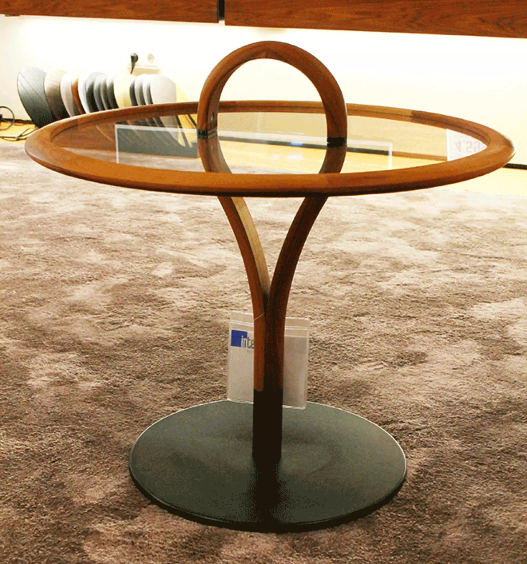 Der Up Coffee Beistelltisch von Tonon aus Nussbaum und Glas