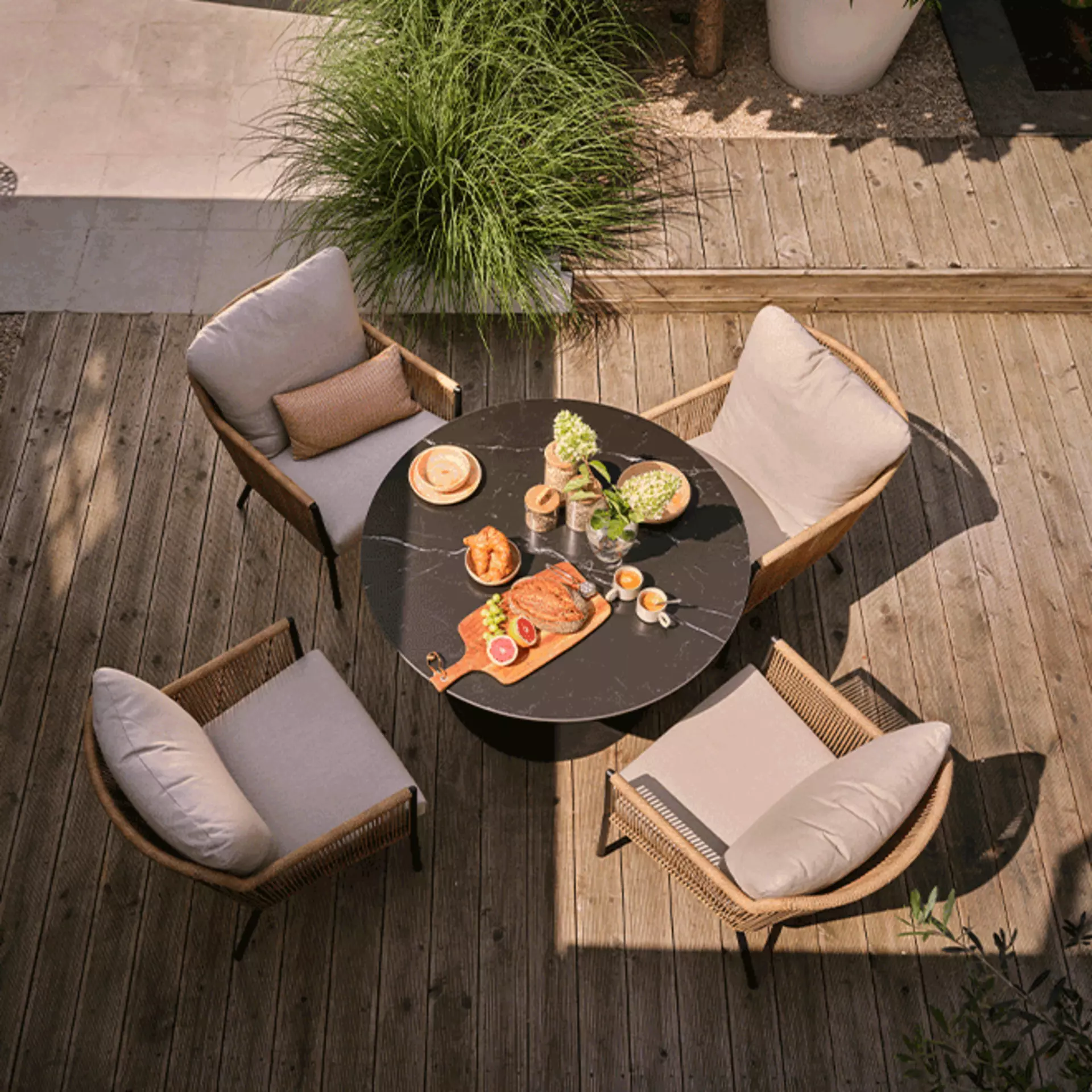 Naturfarben und dicke Polster für den Essplatz im Freien 2026