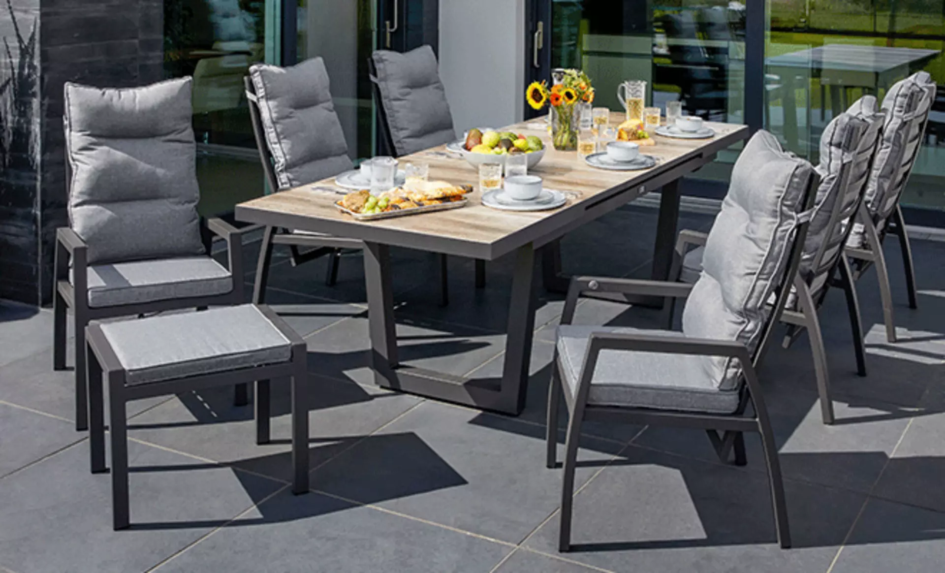 Große Essgruppe für den Garten in grau 