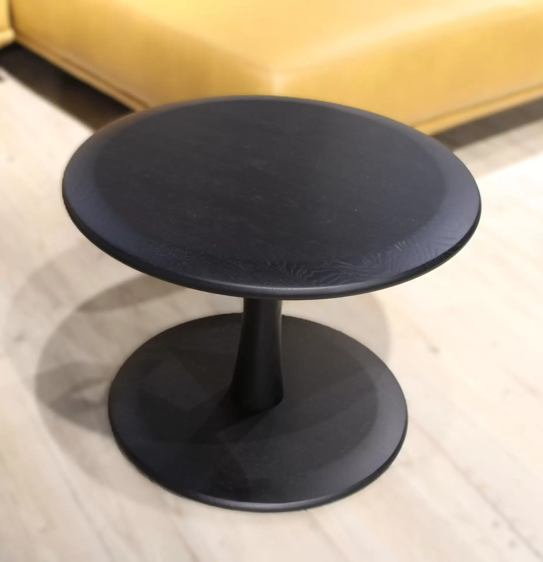 Couchtisch in massiv schwarz
