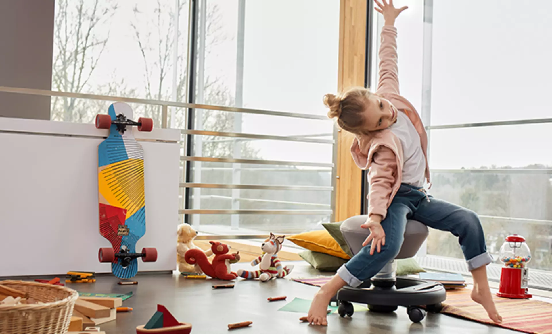 Ein Mädchen sitzt auf dem aeris Swoppster Kinder-Drehhocker und spielt in Ihrem Kinderzimmer.