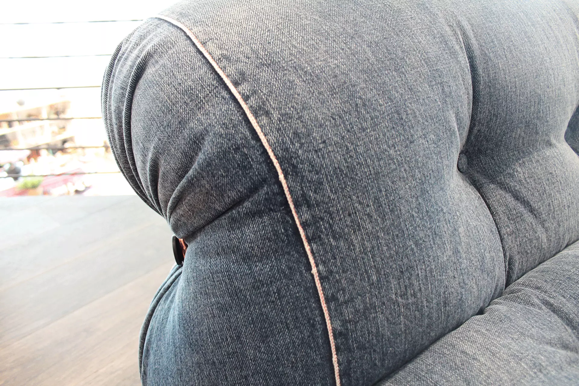Verspielte Ziernähte und Raffungen bei Soriana Cassina Sessel