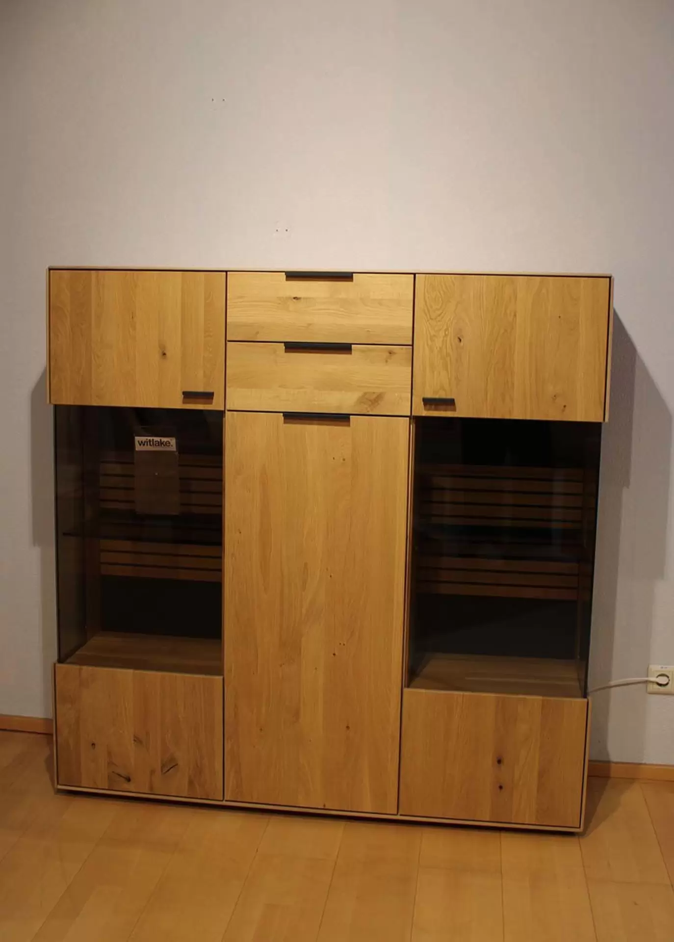 Highboard aus Holz mit Glas elementen