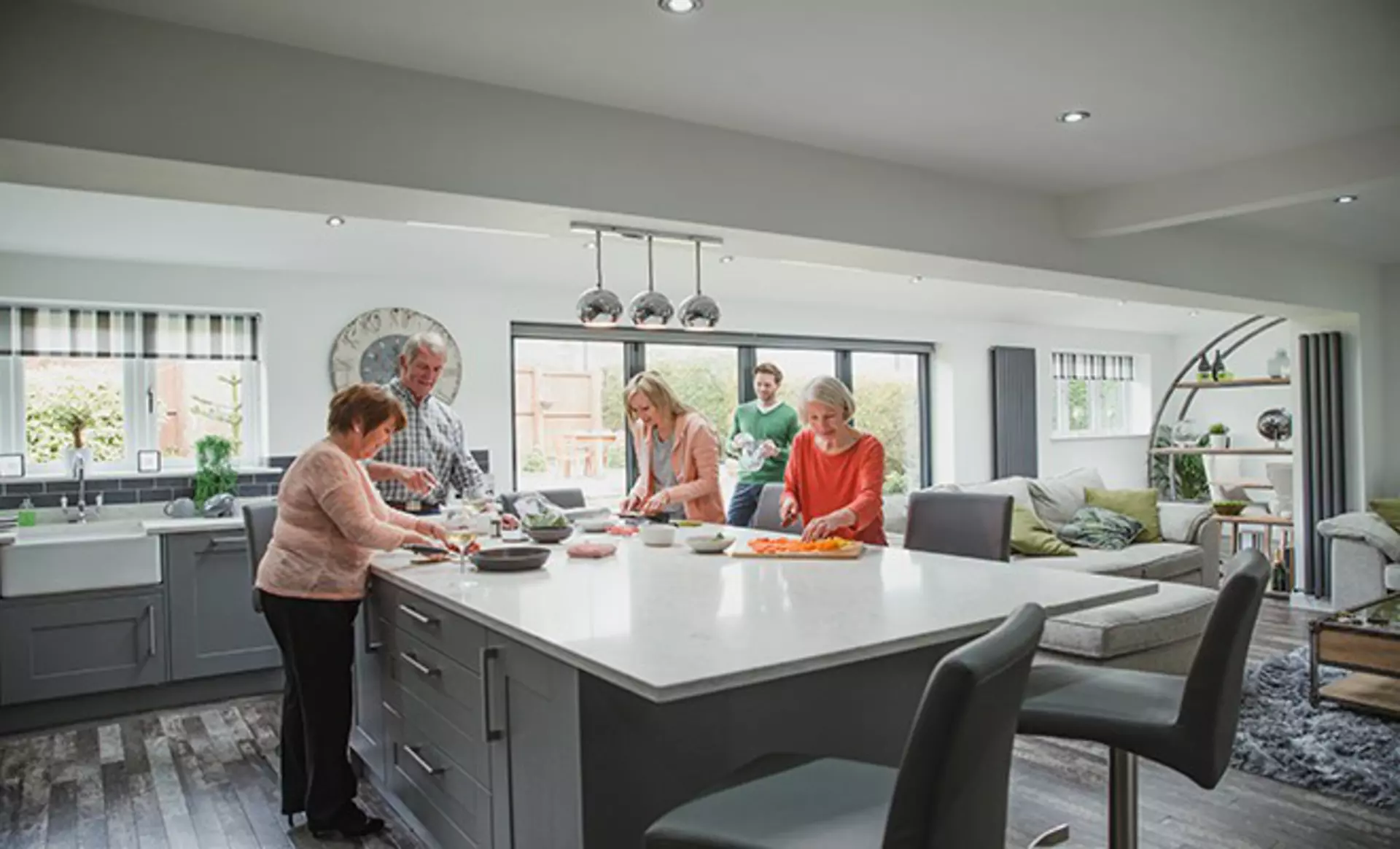 Bild mit Glücklicher Familie in der Küche von Offener Wohnbereich