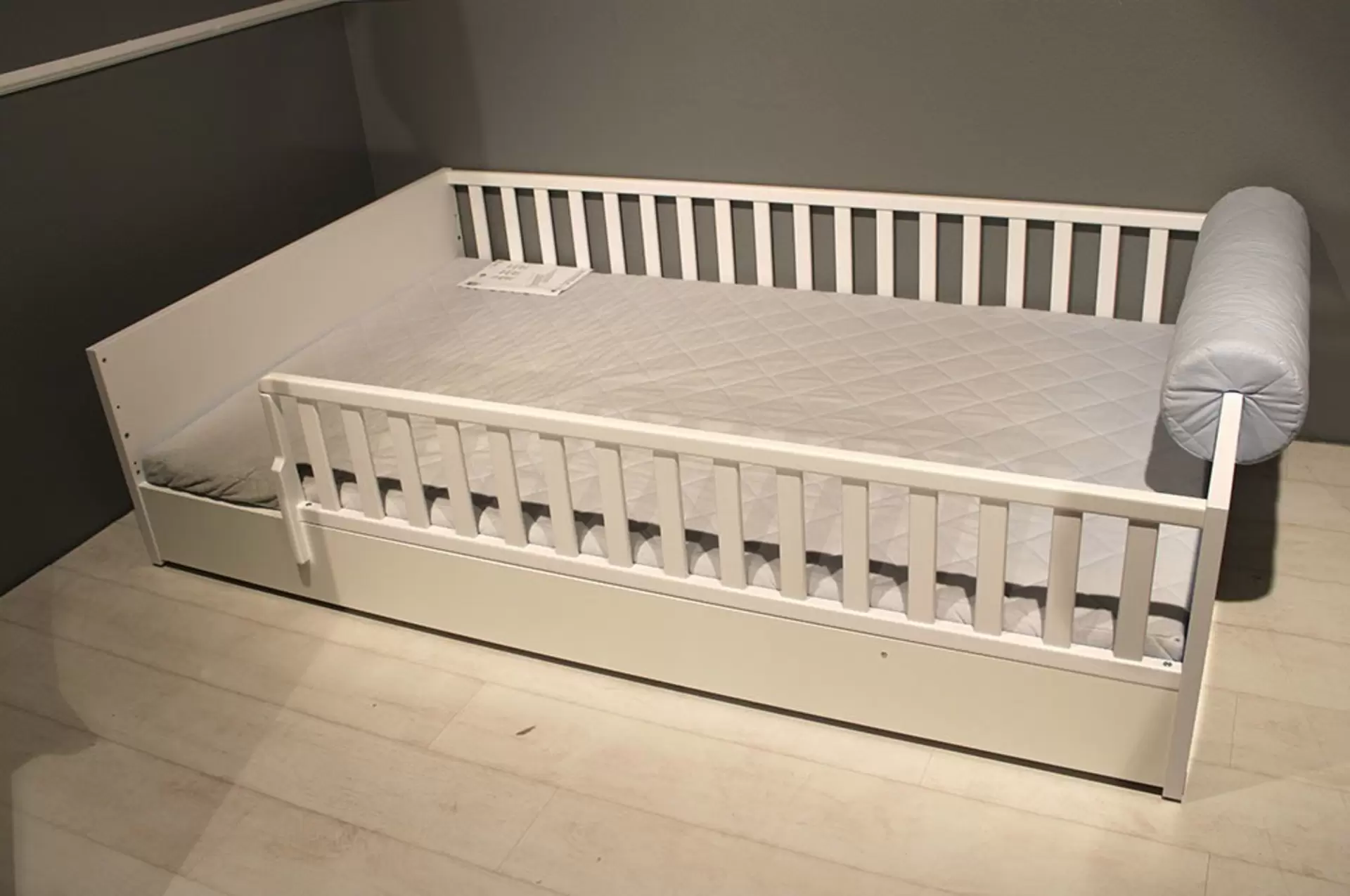 Bodenbett in Kreideweiß
