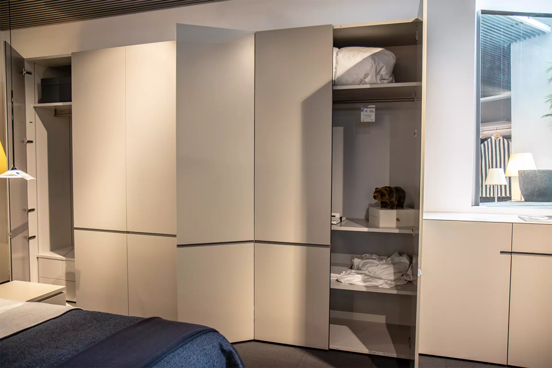 Der interlübcke Drehtürenschrank mit offenen Türen zur Ansicht des Inneren