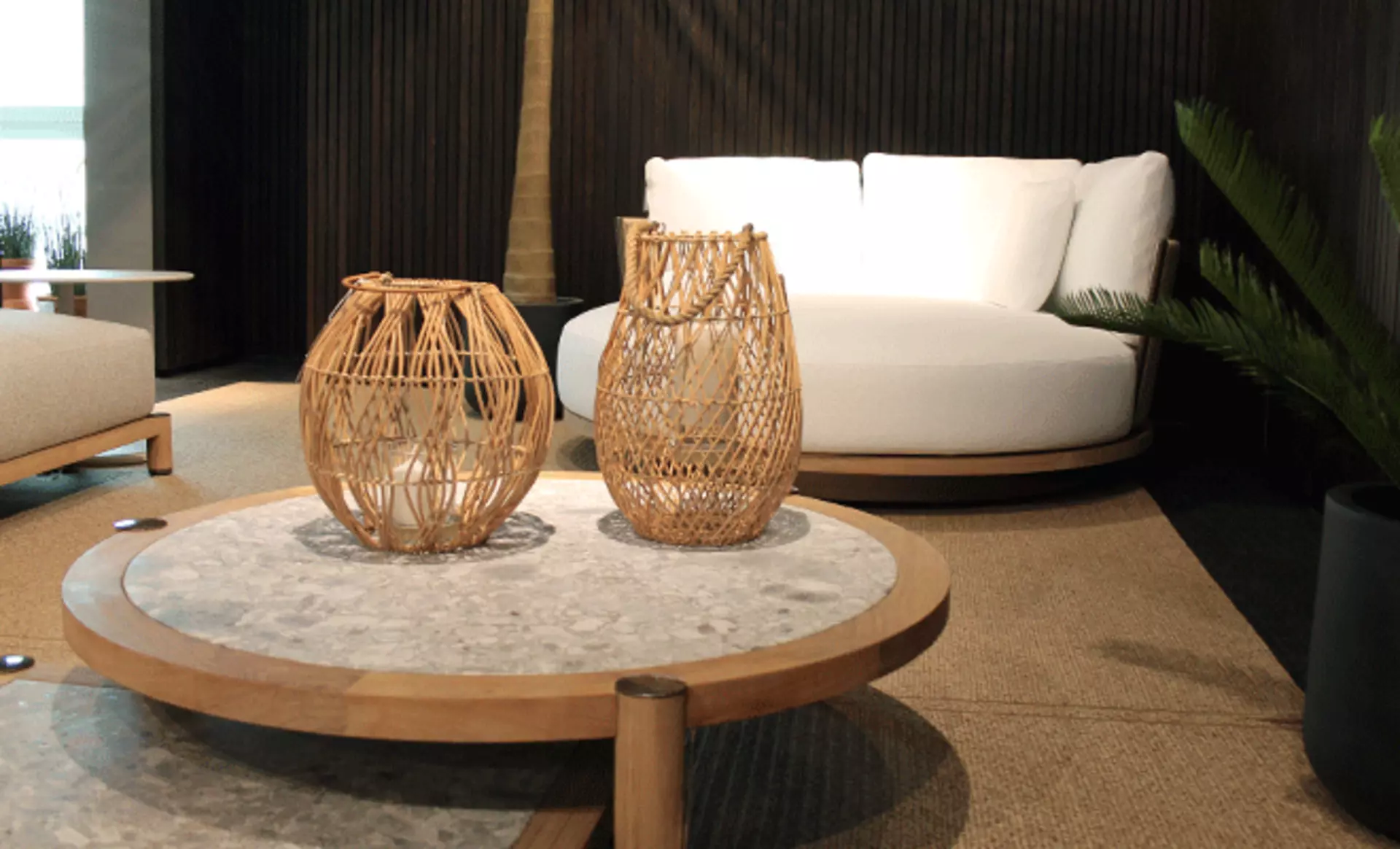 Couchtische mit Marmorplatte und der Daylight Loveseat von Minotti