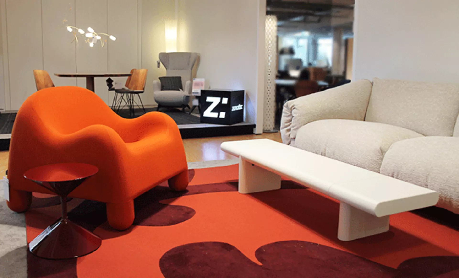 Der Zanotta Sessel Gomma in Orange und das legere Sofa Za Za im neuen Zanotta-Studio von interni by inhofer