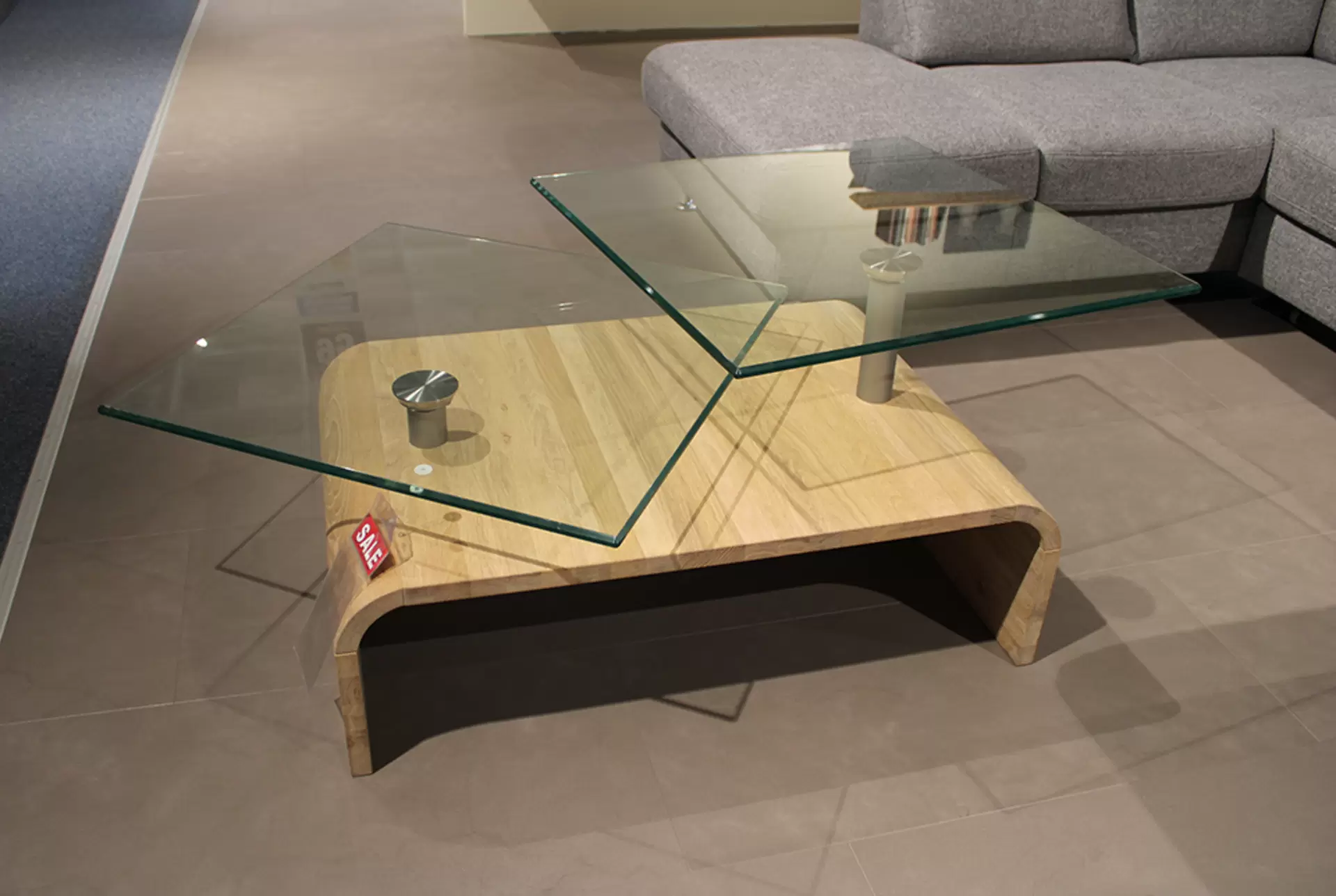 Der Couchtisch 7265TSK von Hasse mit Glasplatten und Holzunterteil