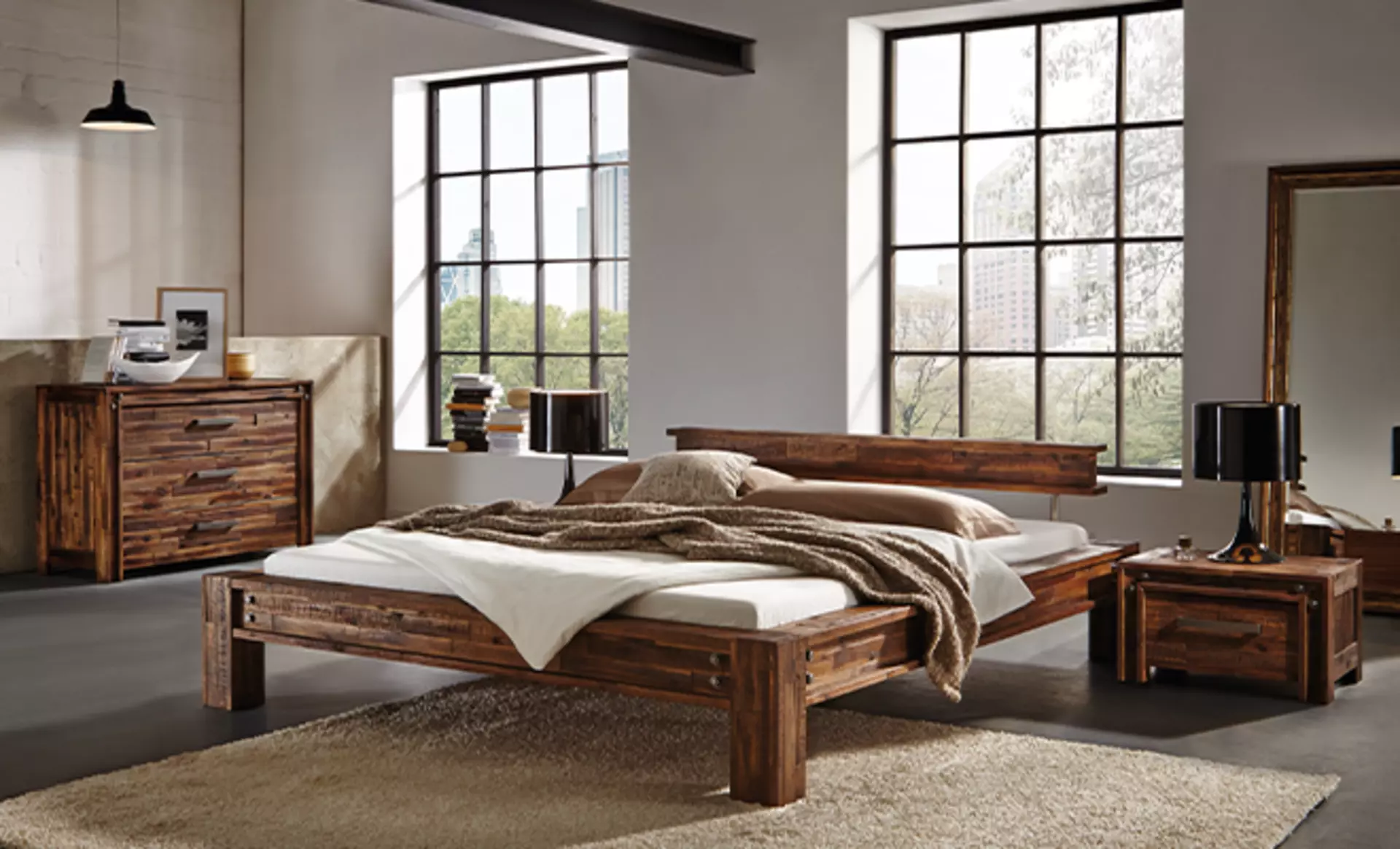 Landhausschlafzimmer aus massiven dunklen Holzblöcken in einem Loft-Schlafzimmer 