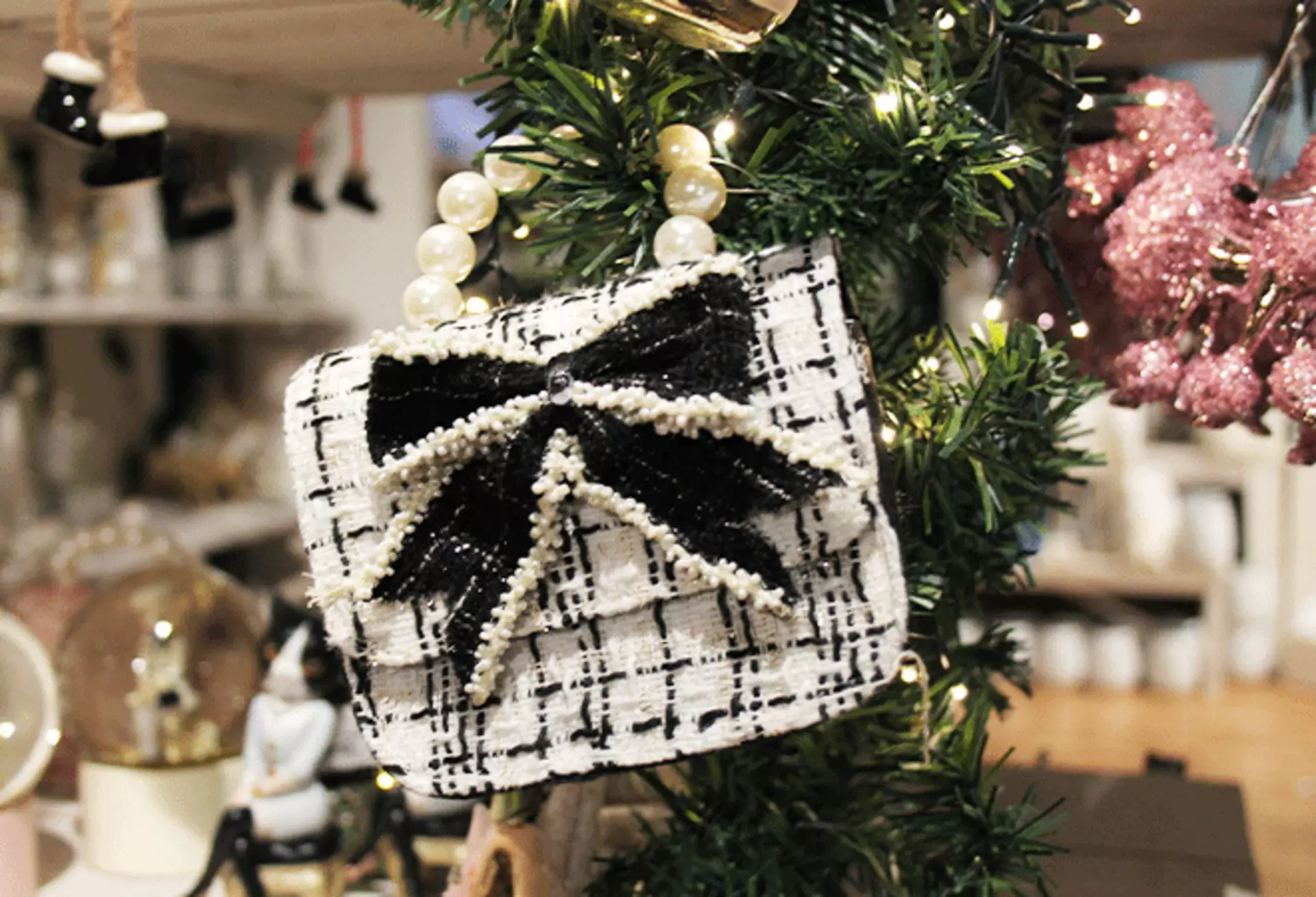 Eleganter Baumschmuck in Form einer kleinen Handtasche im Tweed-Muster mit Perlenhenkel