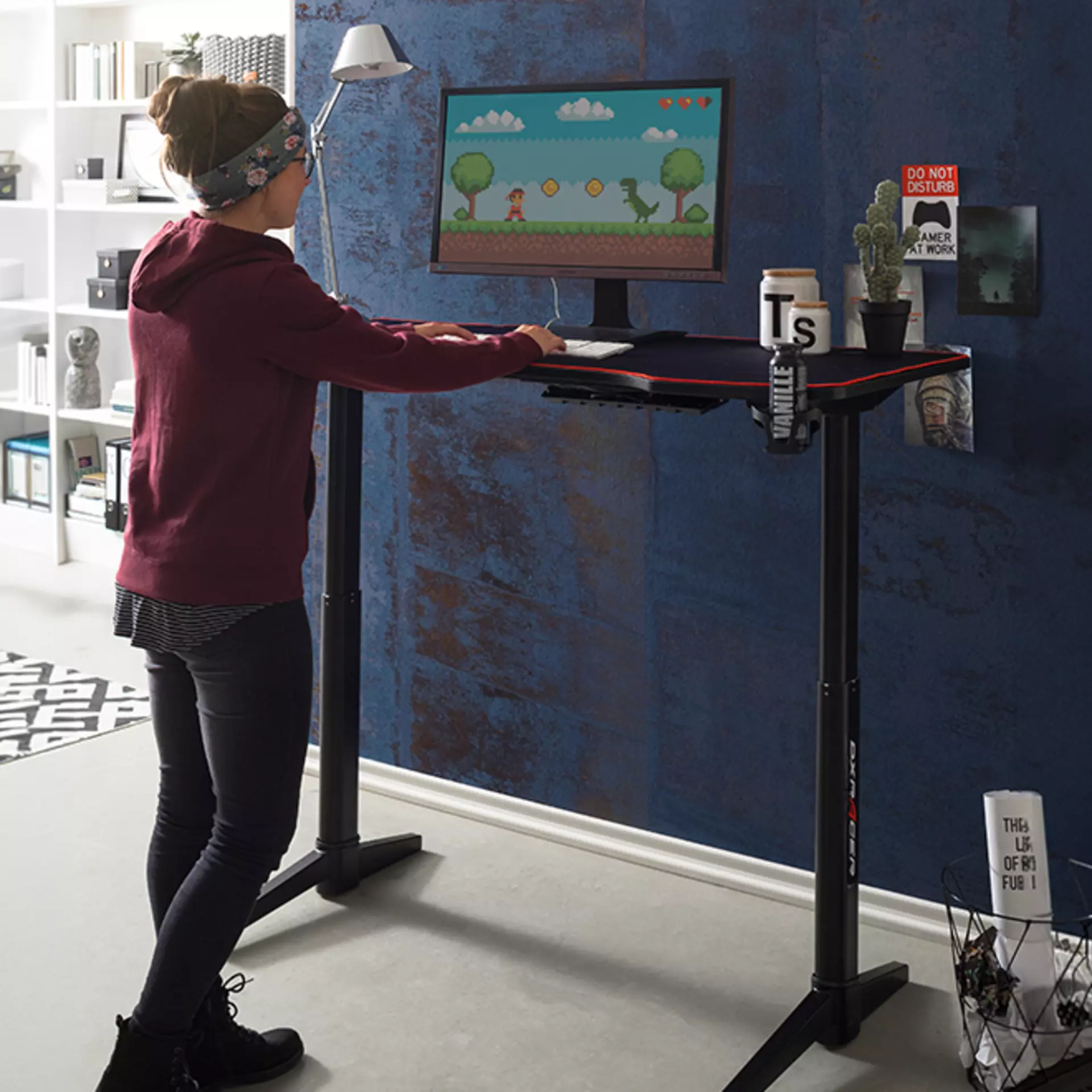 Teenager am Stehschreibtisch beim videospielen