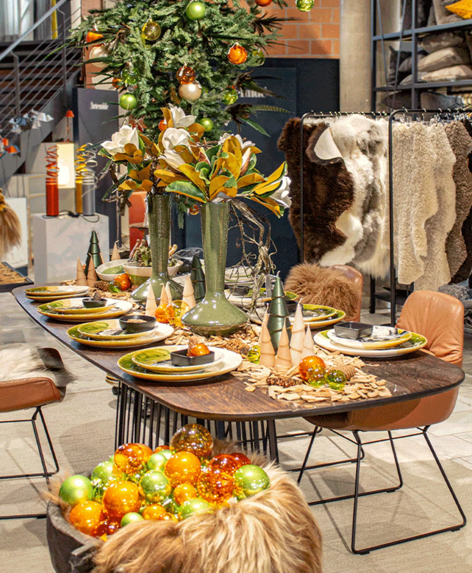 Edel geschmückte Festtafel mit neu eingetroffenem Geschirr