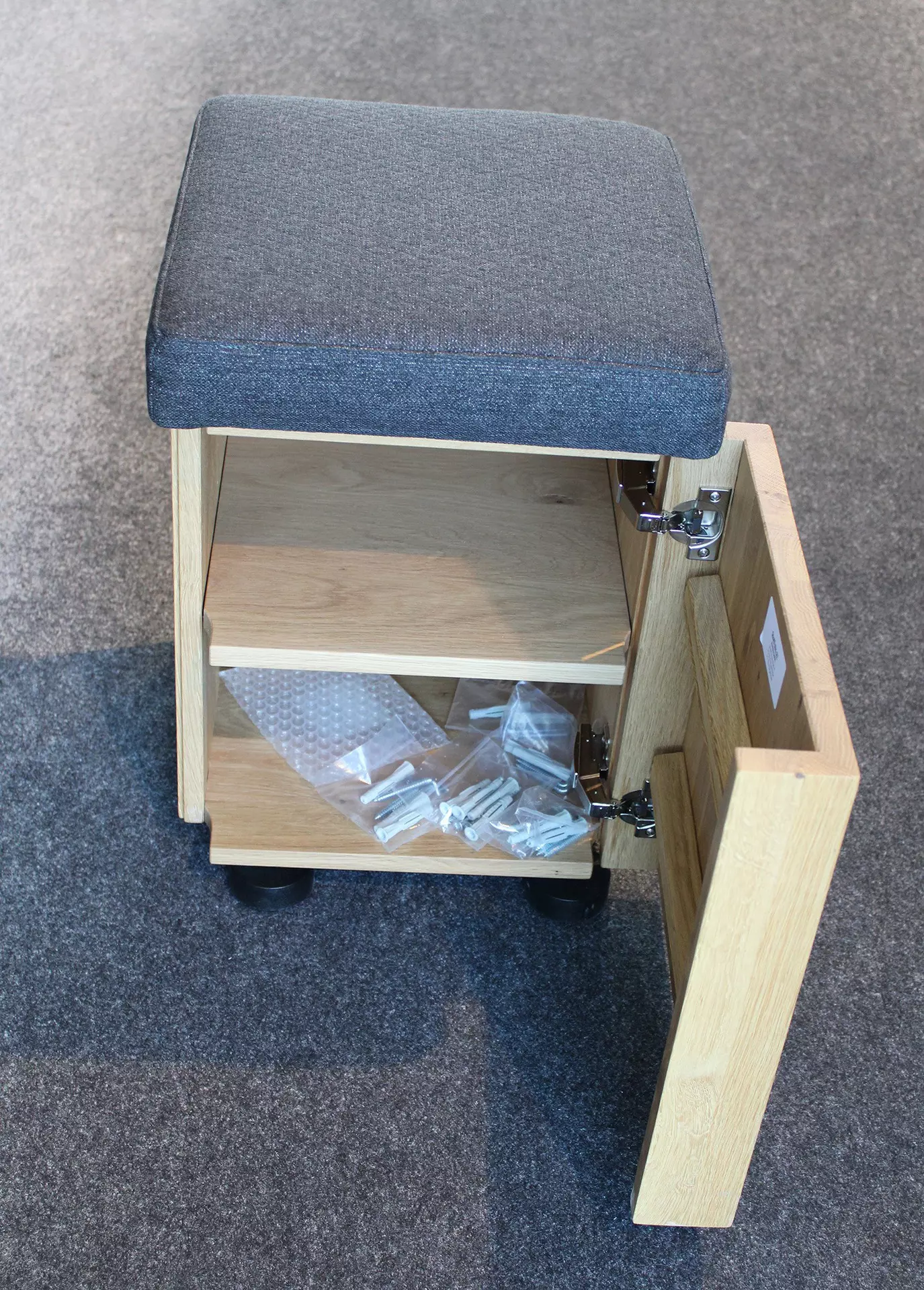 Sitzhocker RUNA geöffnet