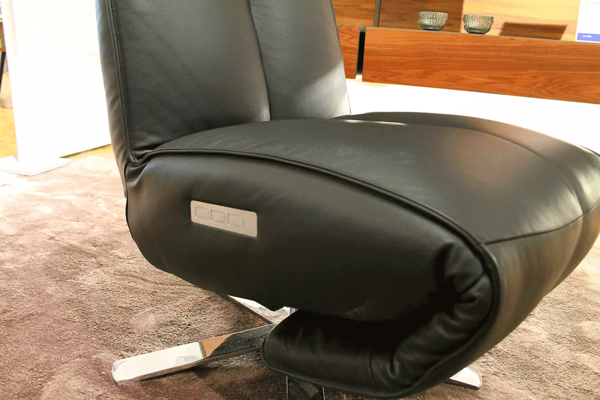 Dezente Druckknöpfe an der Seite des Carlo Relaxsessel