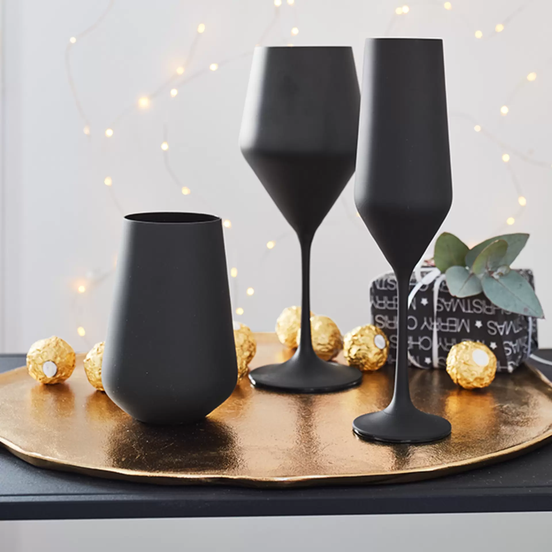 Bohemia Crystal Gläser magg schwarz auf einer goldenen Servierplatte