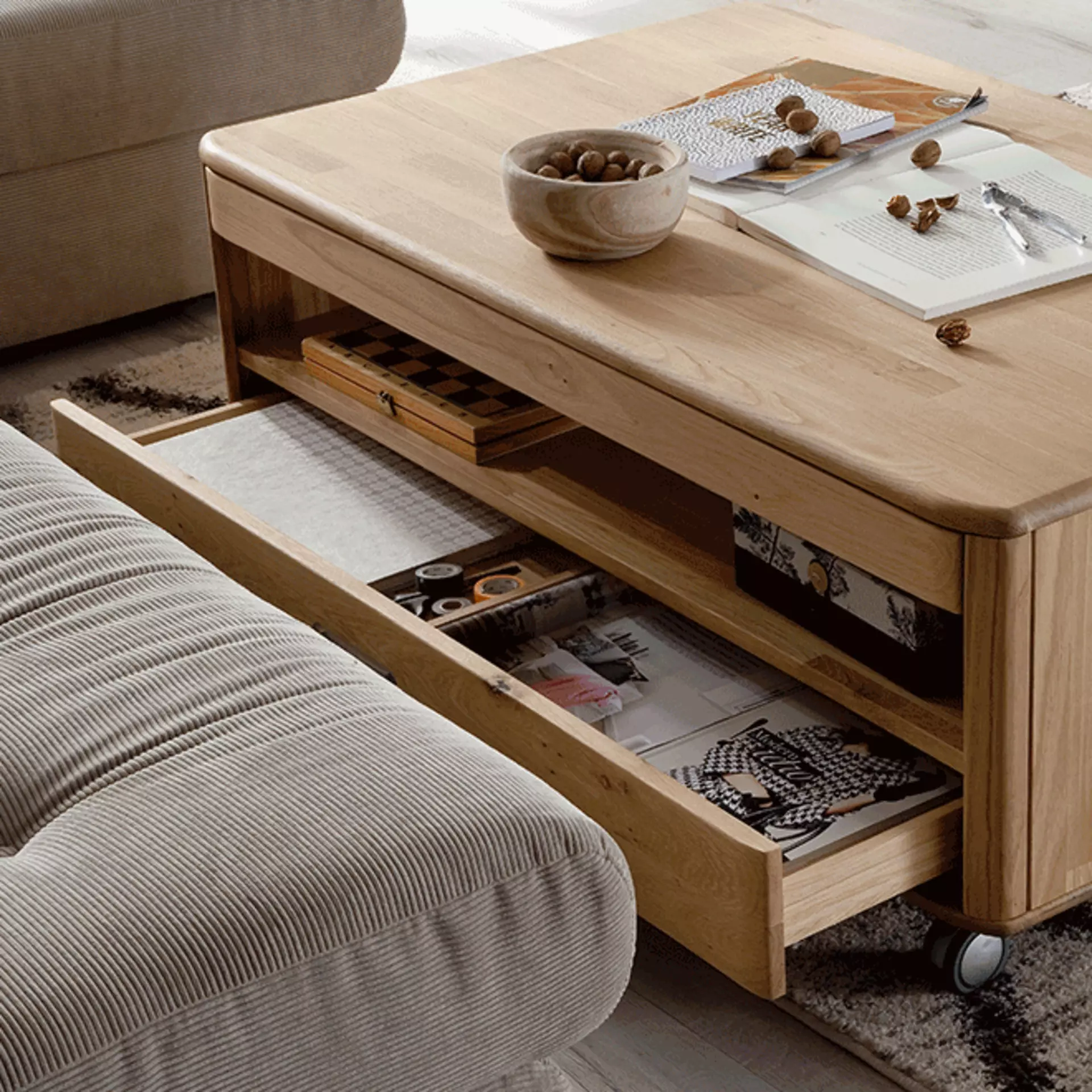 Rollbarer Couchtisch aus Holz mit Schubladen für flexible Nutzung und praktischen Stauraum