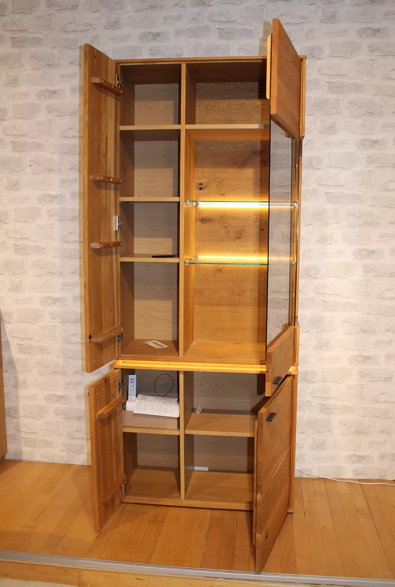 Vitrine COMO Ausführung Wildeiche massiv geölt
