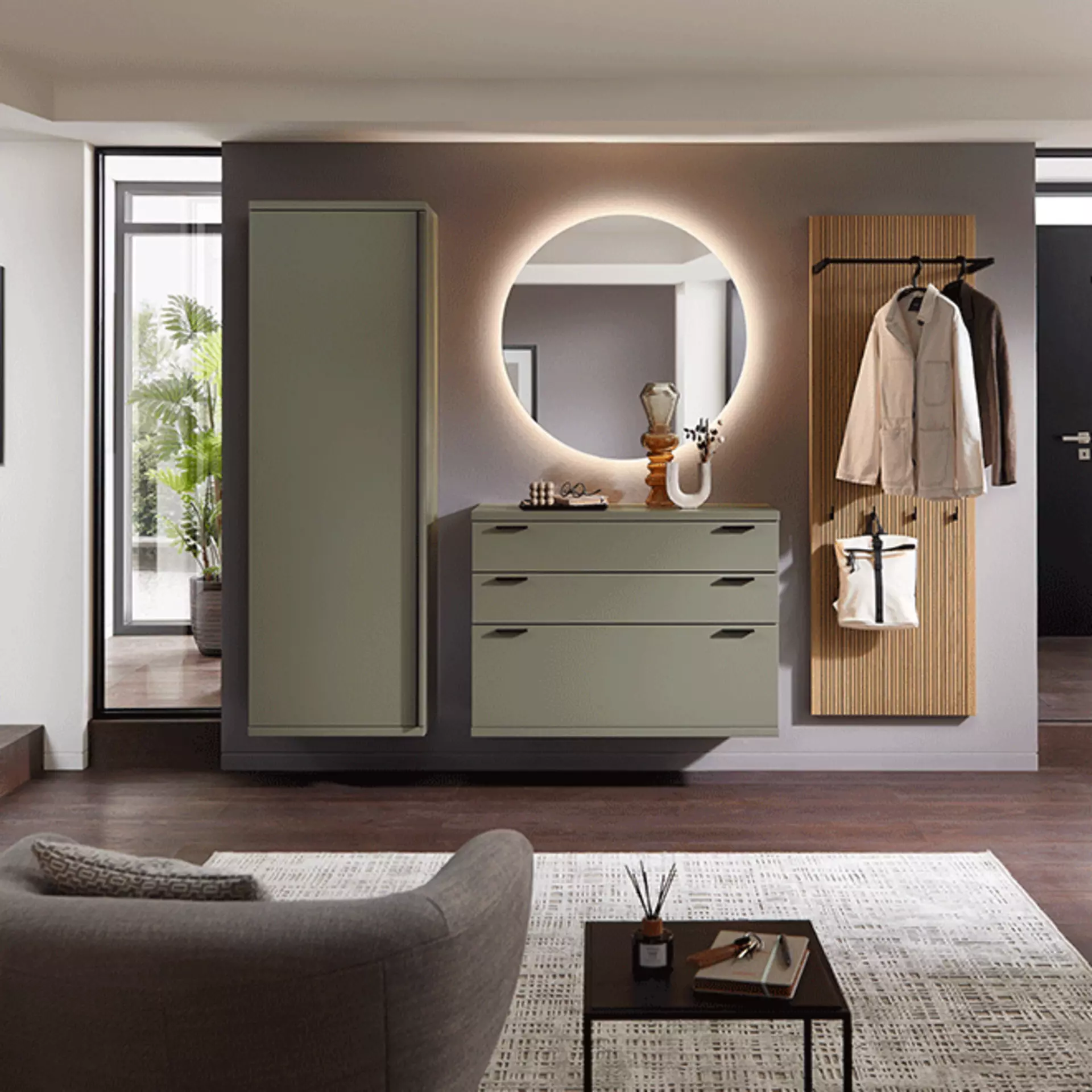 Große Garderobe mit Sitzbereich und Zonenbeleuchtung