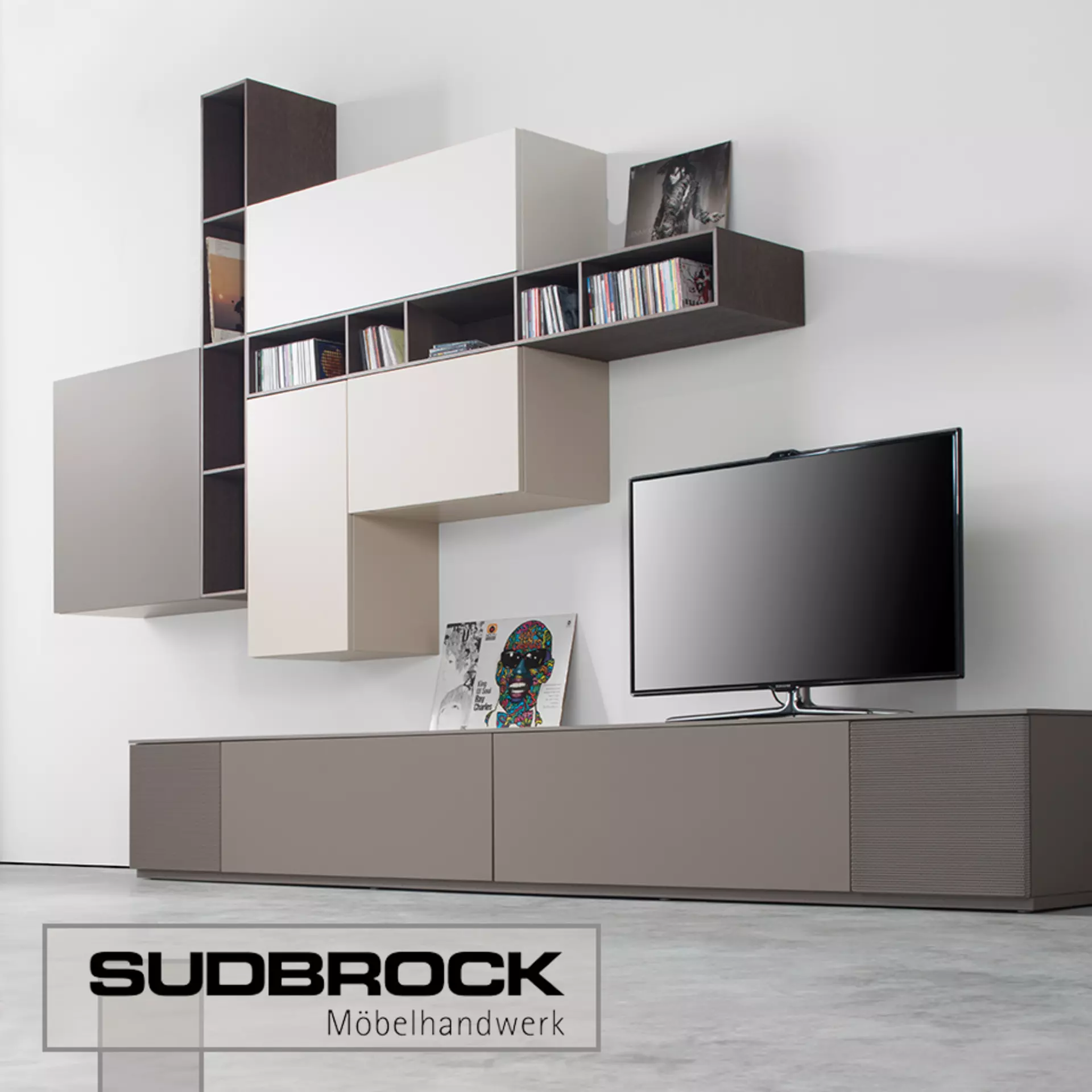 Sudbrock wohnwand mit ockerfarbenem TV Board und braunen und beigen wandregalen 
