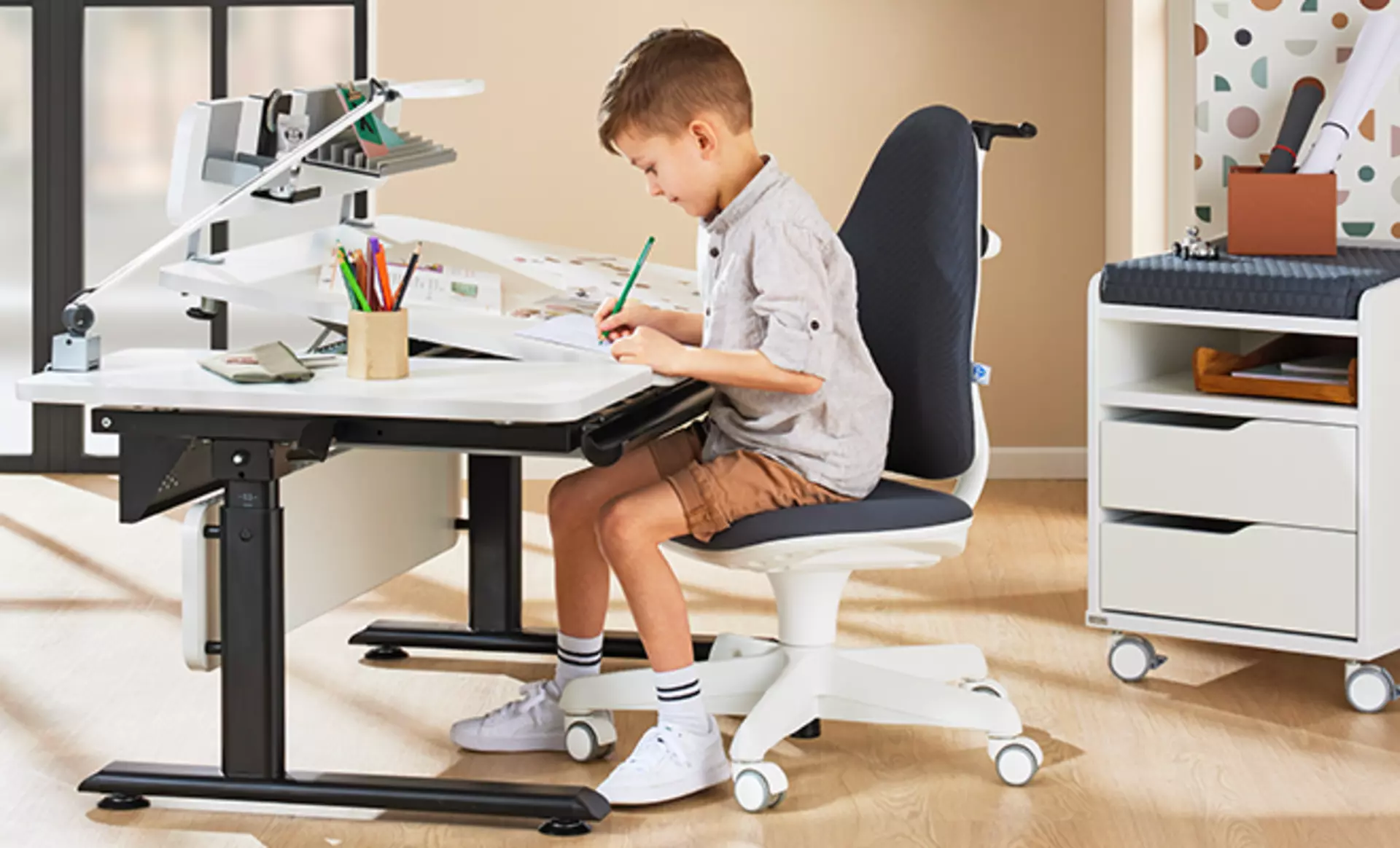 Neutraler schwarz weißer Schreibtisch mit Stuhl und Rollcontainer für das Kinderzimmer