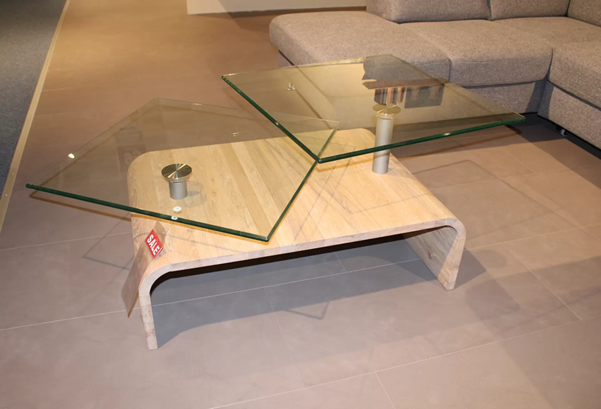 Der Couchtisch 7265TSK von Hasse mit Glasplatten und Holzunterteil