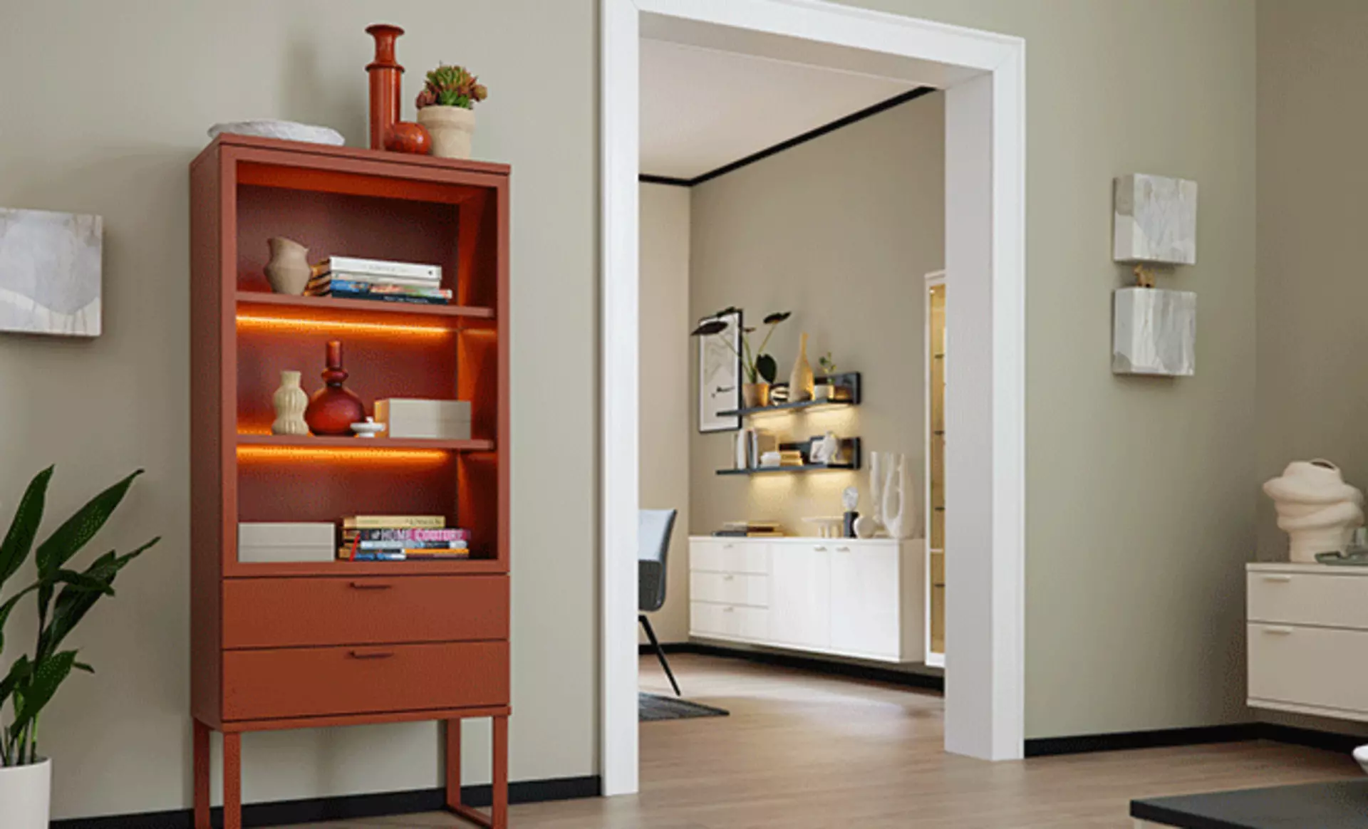 Wohnzimmer mit rotem Regal mit indirekter Beleuchtung und schöner dekoration