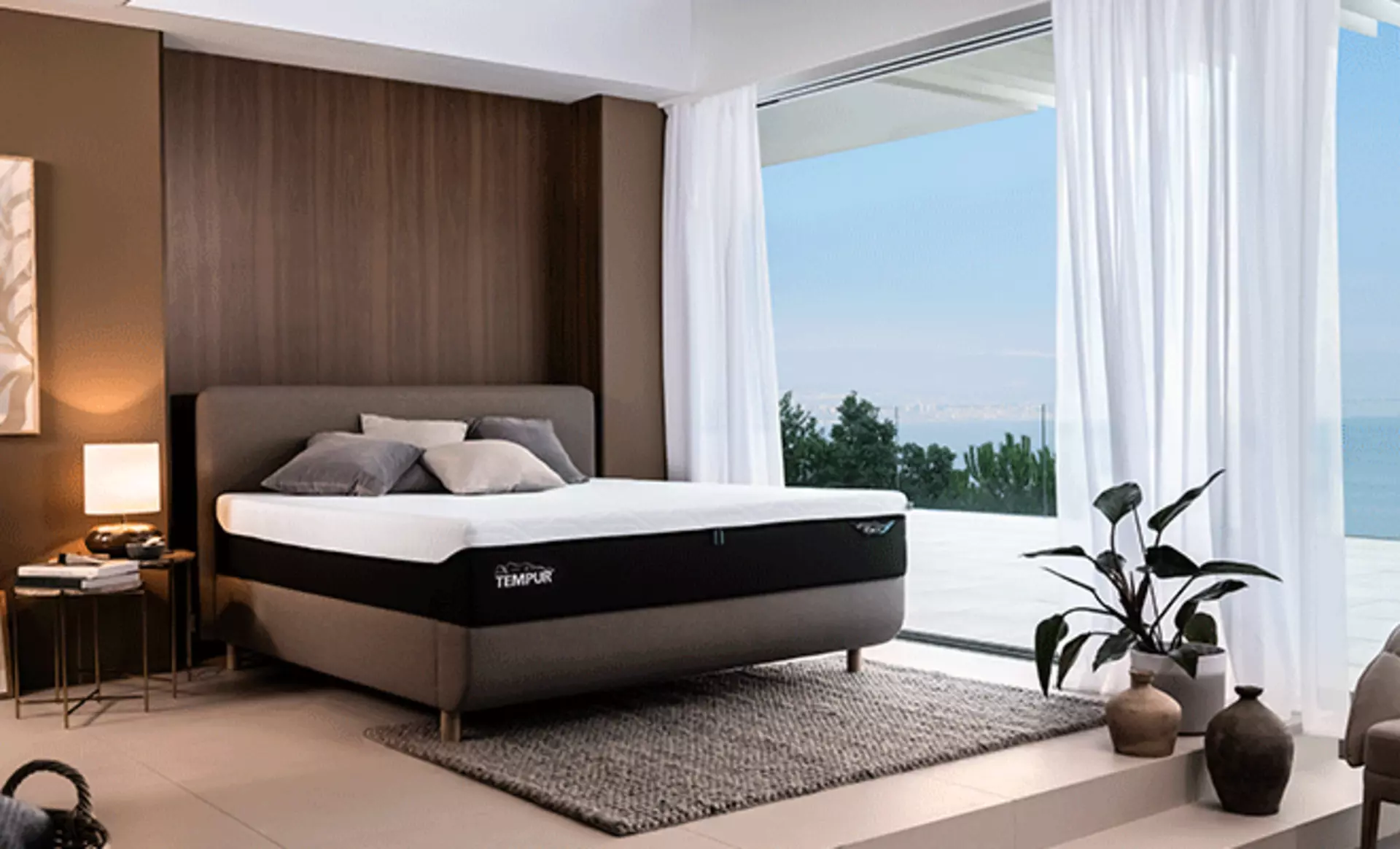 Bett von Tempur in einem großen Schlafzimmer