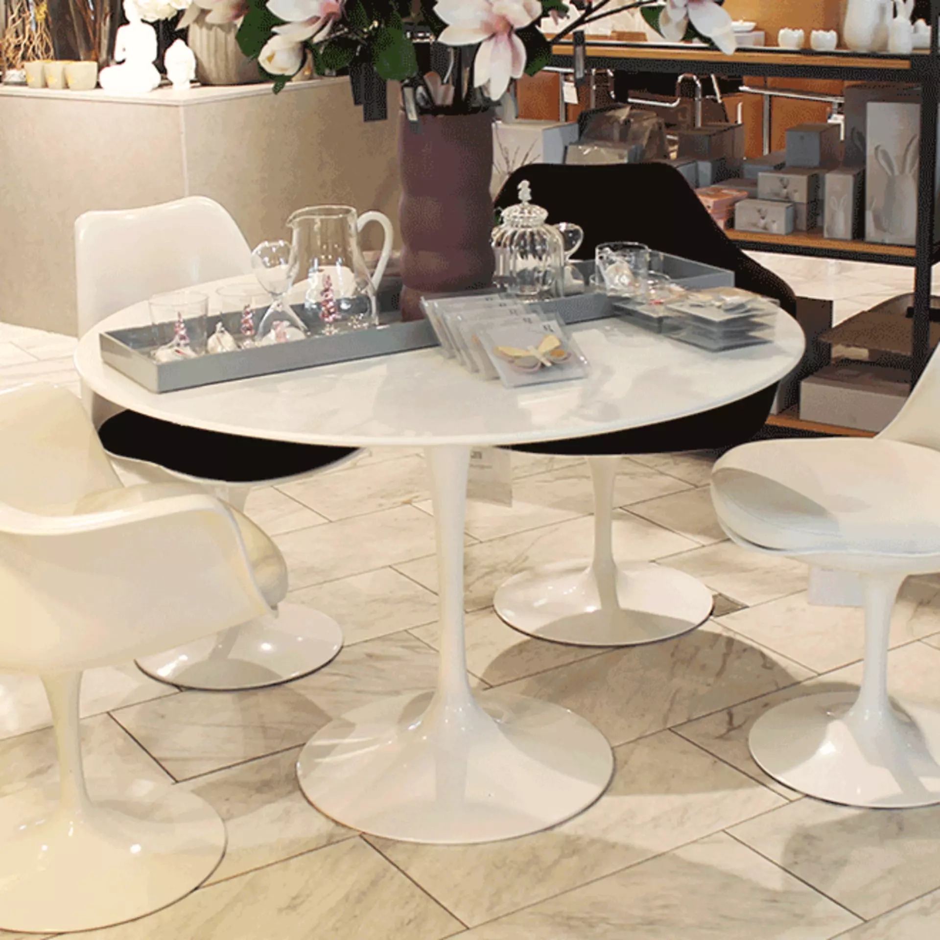 Der Saarinen-Tisch in Laminat Weiß Rund mit Frühlingsdeko