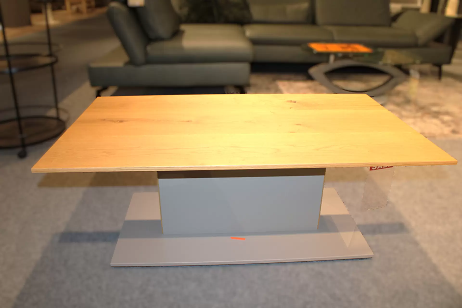 Der Couchtisch BRAVISO von Mondo mit Eiche-Tischplatte