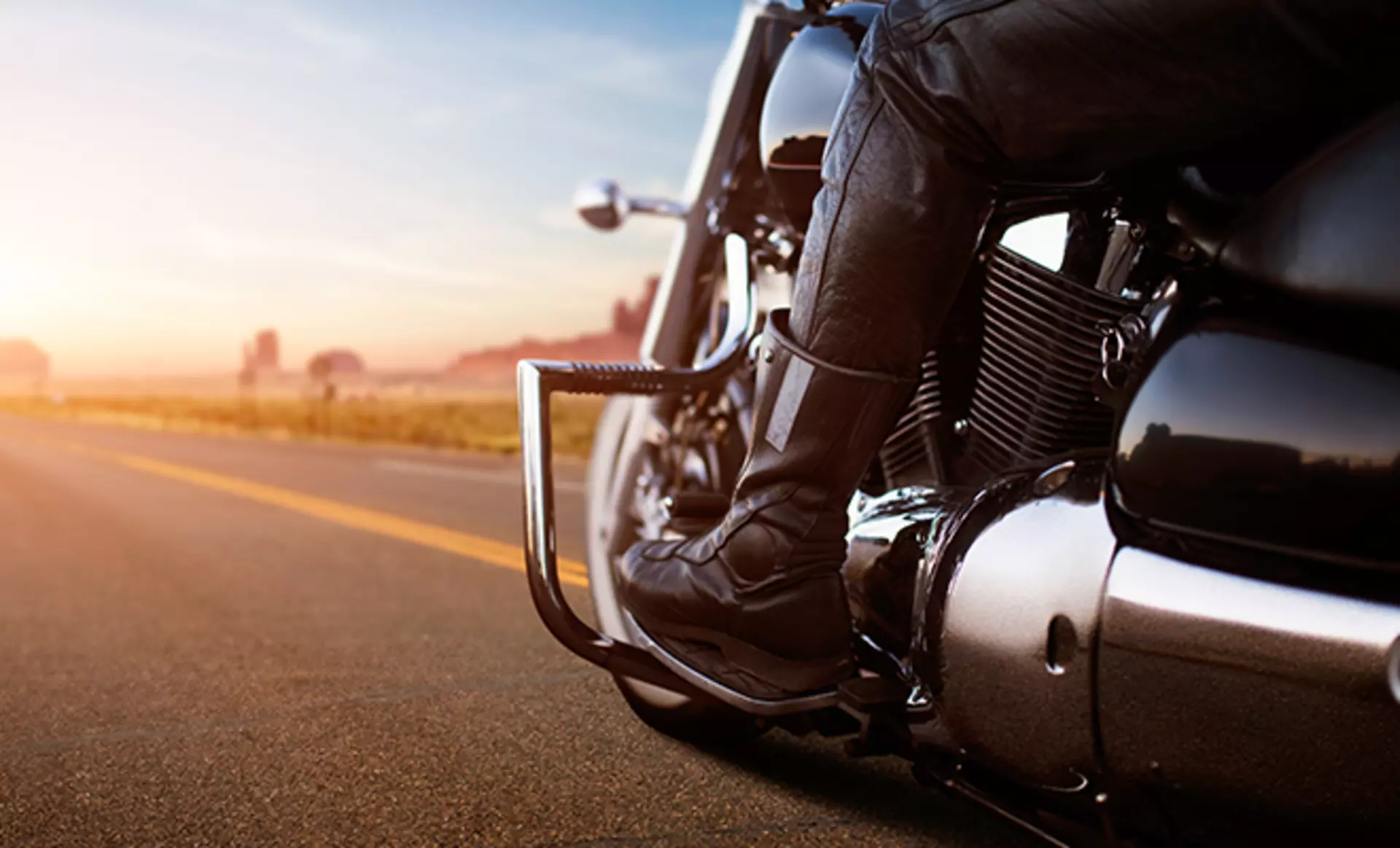 Ein Motorrad steht auf einer Straße mit Fahrer der darauf sitzt