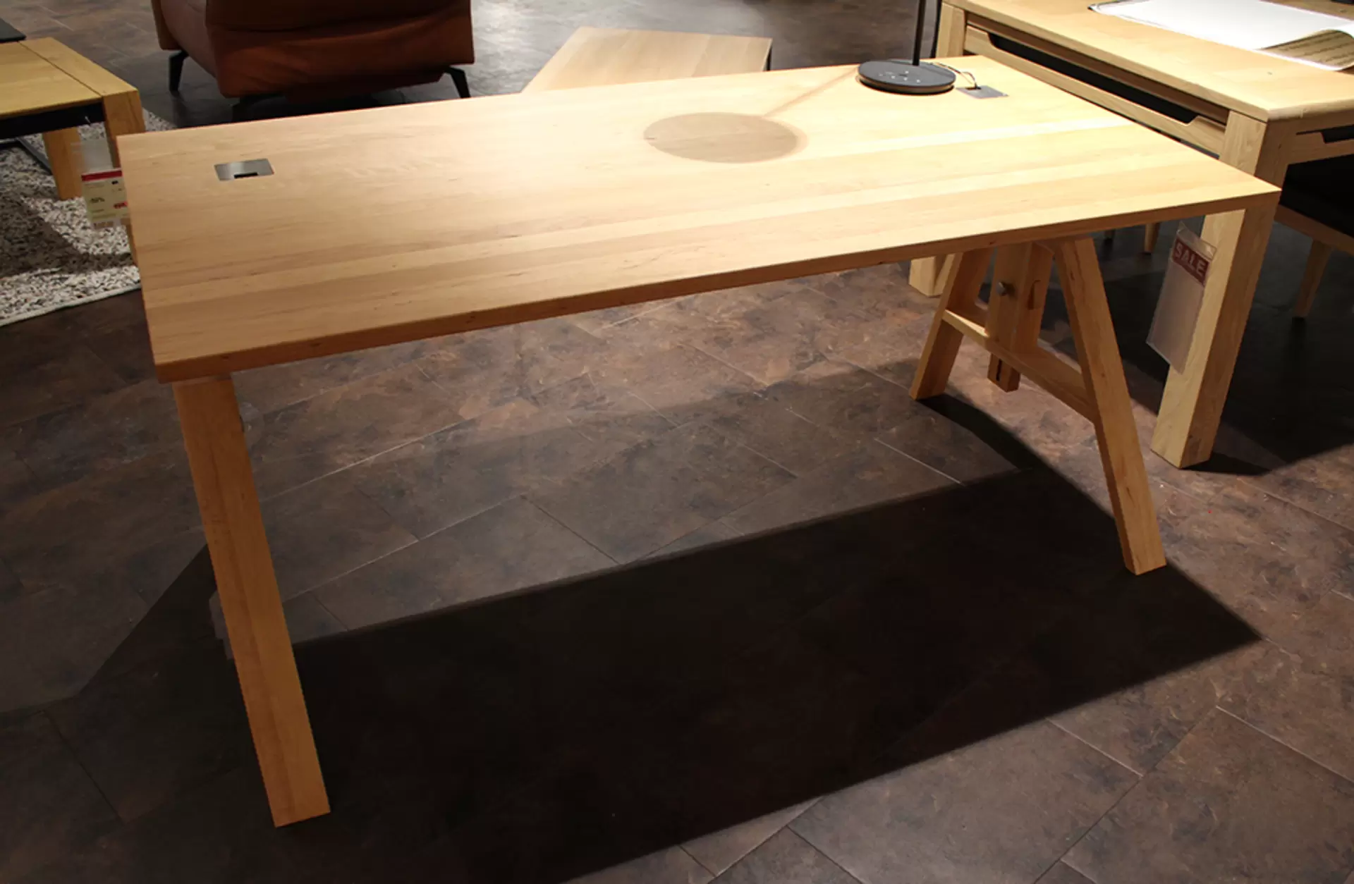 Der Schreibtisch ATELIER von Team 7 aus massiver Erle