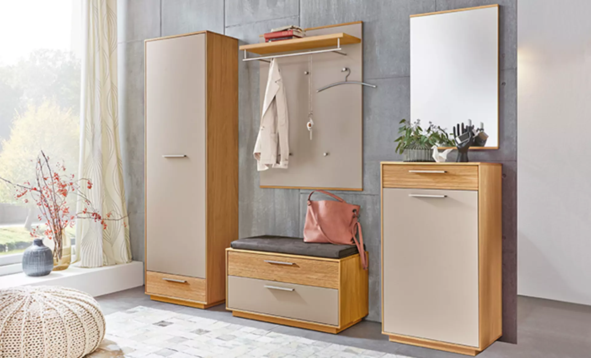 Garderobe aus Natürlichem Holz und beigen farben die mit Pflanzen dekoriert ist