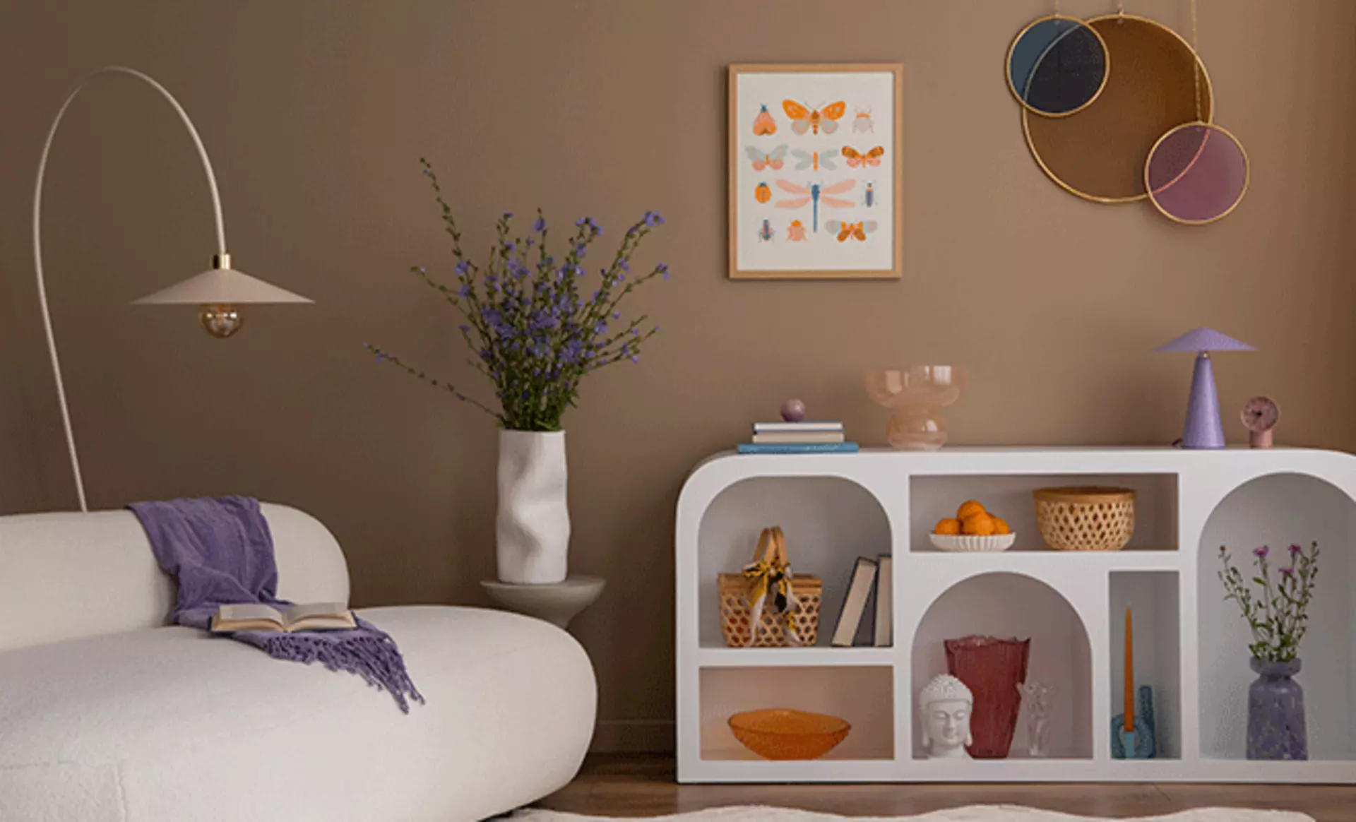 Middlemalistisch gestalteter Wohnbereich mit violetten und orangefarbenen Akzenten.